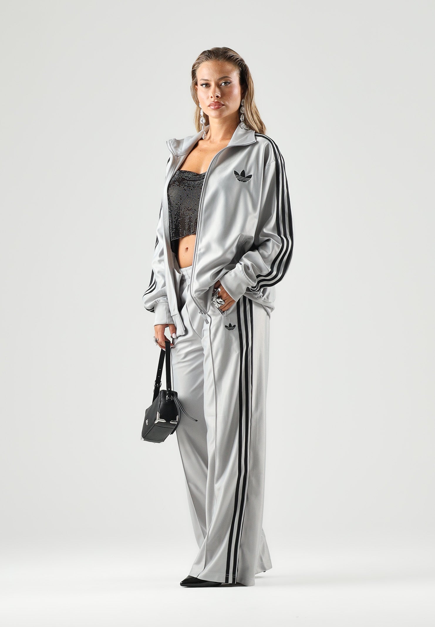 ADIDAS ORIGINALS Pantaloni  WIDE LEG grey per uomo e donna con vita elasticizzata e bande laterali scure. KS9973 . ADIDAS ORIGINALS 