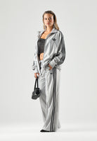 ADIDAS ORIGINALS Pantaloni  WIDE LEG grey per uomo e donna con vita elasticizzata e bande laterali scure. KS9973 . ADIDAS ORIGINALS 