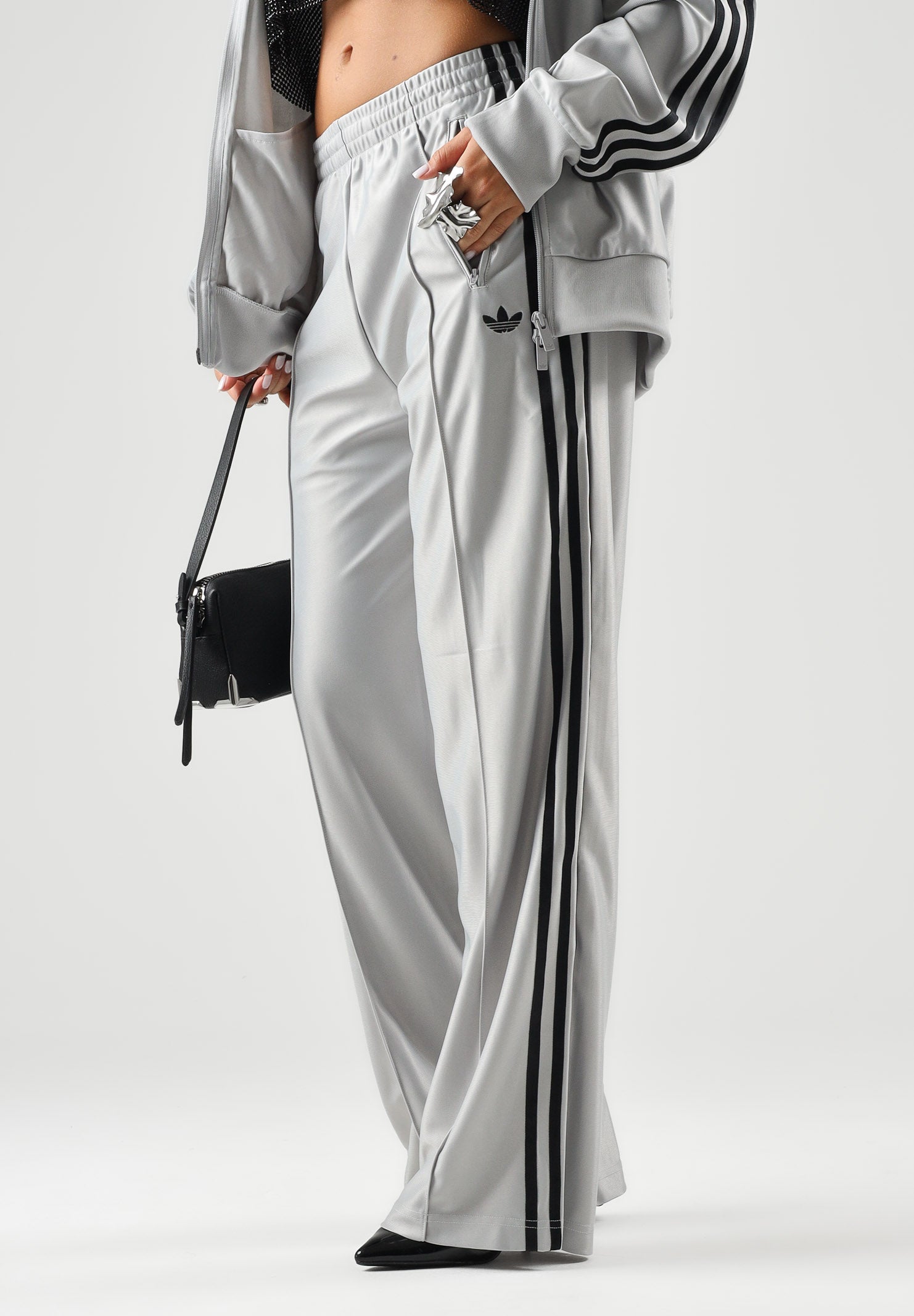 ADIDAS ORIGINALS Pantaloni  WIDE LEG grey per uomo e donna con vita elasticizzata e bande laterali scure. KS9973 . ADIDAS ORIGINALS 