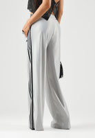 ADIDAS ORIGINALS Pantaloni  WIDE LEG grey per uomo e donna con vita elasticizzata e bande laterali scure. KS9973 . ADIDAS ORIGINALS 