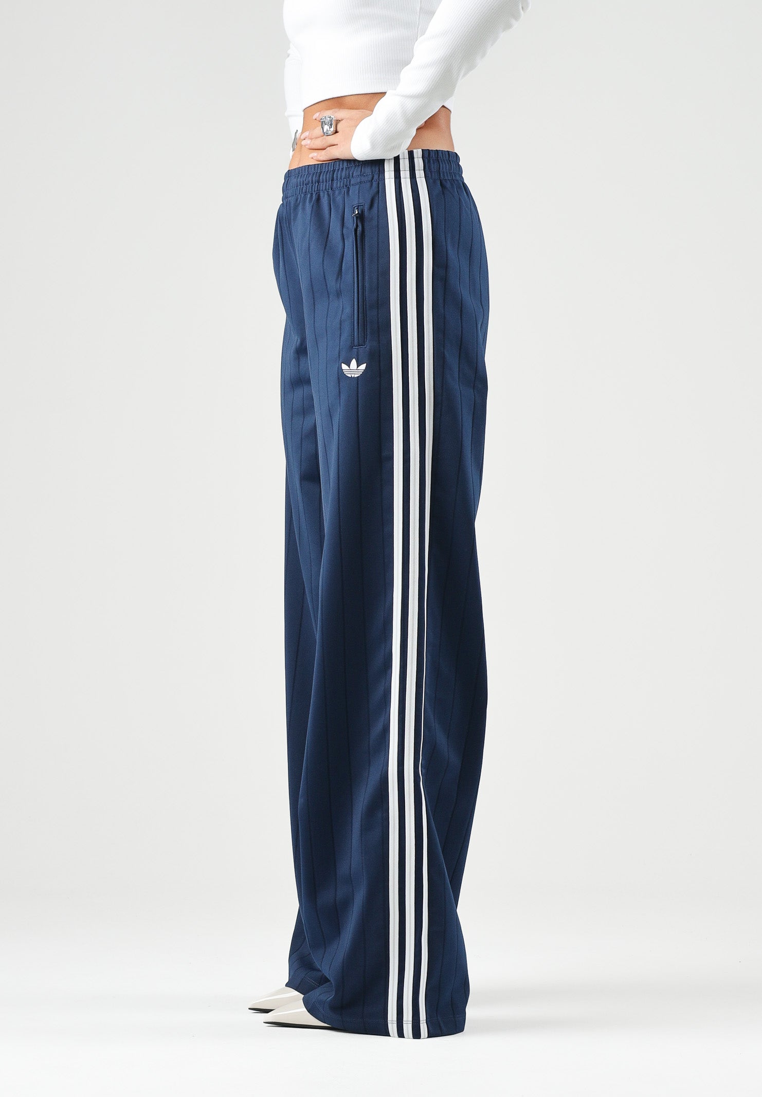 ADIDAS ORIGINALS Pantaloni FIREBIRD WIDE LEG blu da donna con gamba ampia e pieghe centrali stirate KS9976 . ADIDAS ORIGINALS 