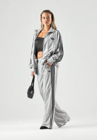 ADIDAS ORIGINALS Felpa con zip  grigia per uomo e donna con colletto alto e iconiche bande laterali a contrasto. KS9980 . ADIDAS ORIGINALS 