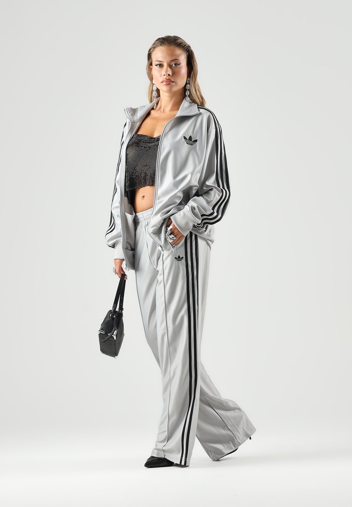 ADIDAS ORIGINALS Felpa con zip  grigia per uomo e donna con colletto alto e iconiche bande laterali a contrasto. KS9980 . ADIDAS ORIGINALS 