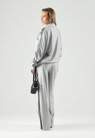 ADIDAS ORIGINALS Felpa con zip  grigia per uomo e donna con colletto alto e iconiche bande laterali a contrasto. KS9980 . ADIDAS ORIGINALS 