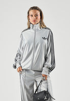 ADIDAS ORIGINALS Felpa con zip  grigia per uomo e donna con colletto alto e iconiche bande laterali a contrasto. KS9980 . ADIDAS ORIGINALS 