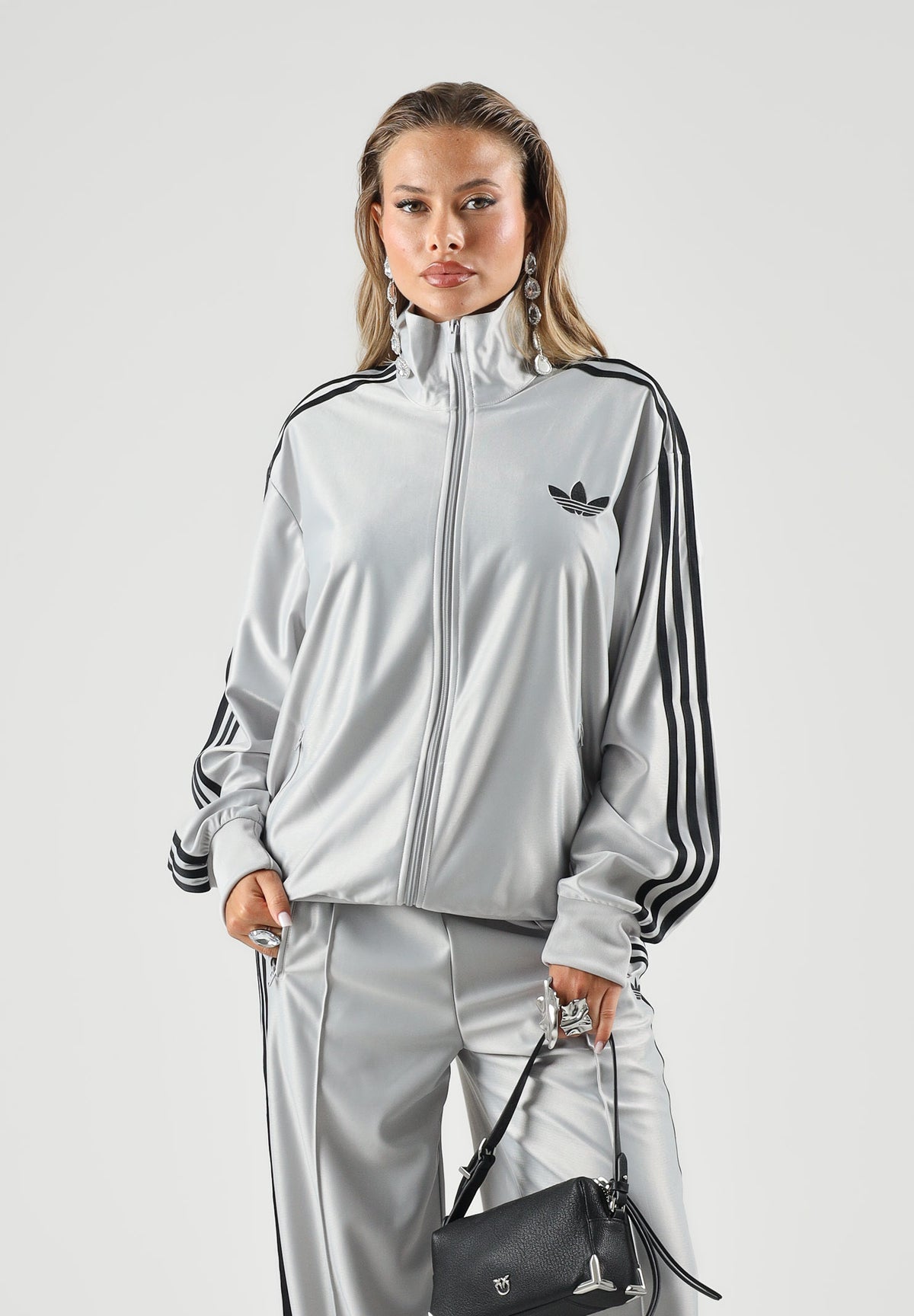 ADIDAS ORIGINALS Felpa con zip  grigia per uomo e donna con colletto alto e iconiche bande laterali a contrasto. KS9980 . ADIDAS ORIGINALS 