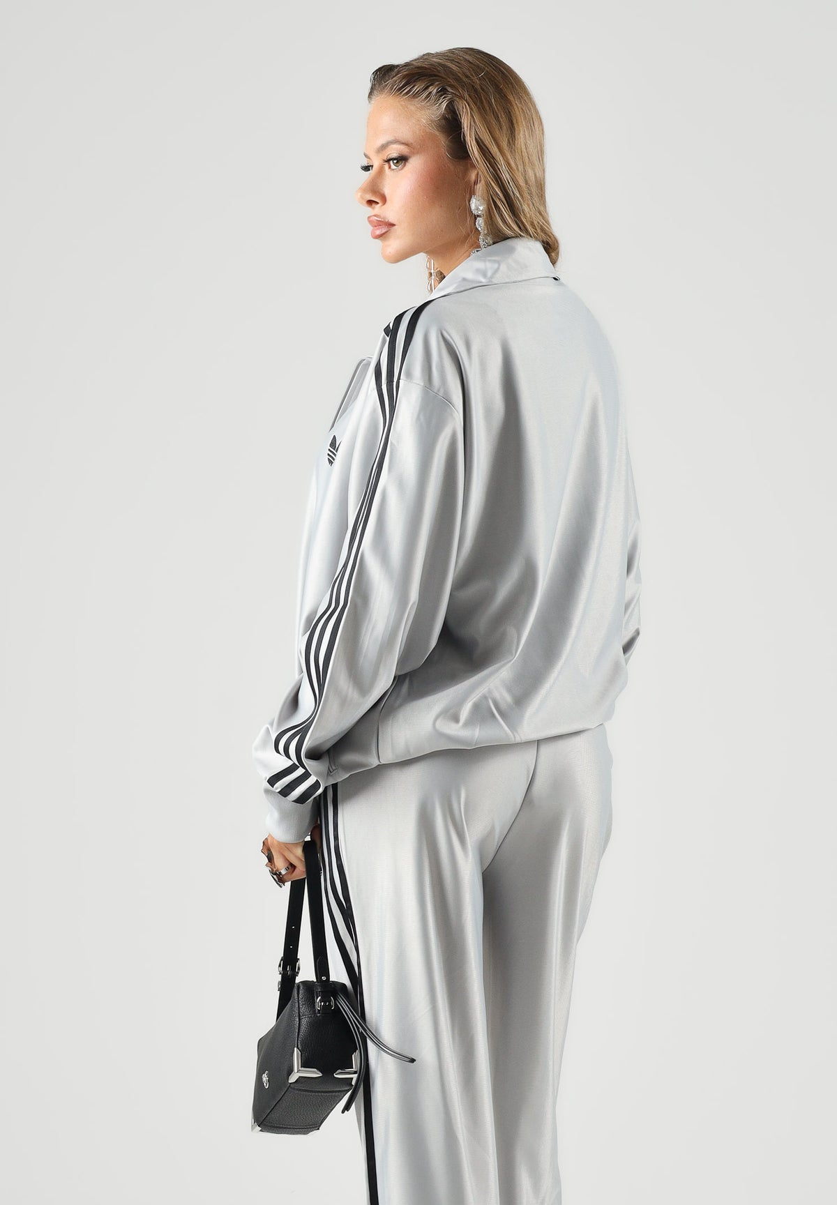 ADIDAS ORIGINALS Felpa con zip  grigia per uomo e donna con colletto alto e iconiche bande laterali a contrasto. KS9980 . ADIDAS ORIGINALS 