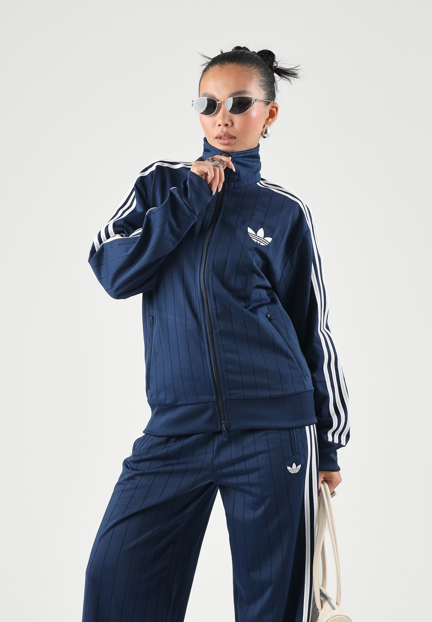 ADIDAS ORIGINALS Felpa con zip TRACK JACKET blu da donna con mini logo iconico KS9983 . ADIDAS ORIGINALS 