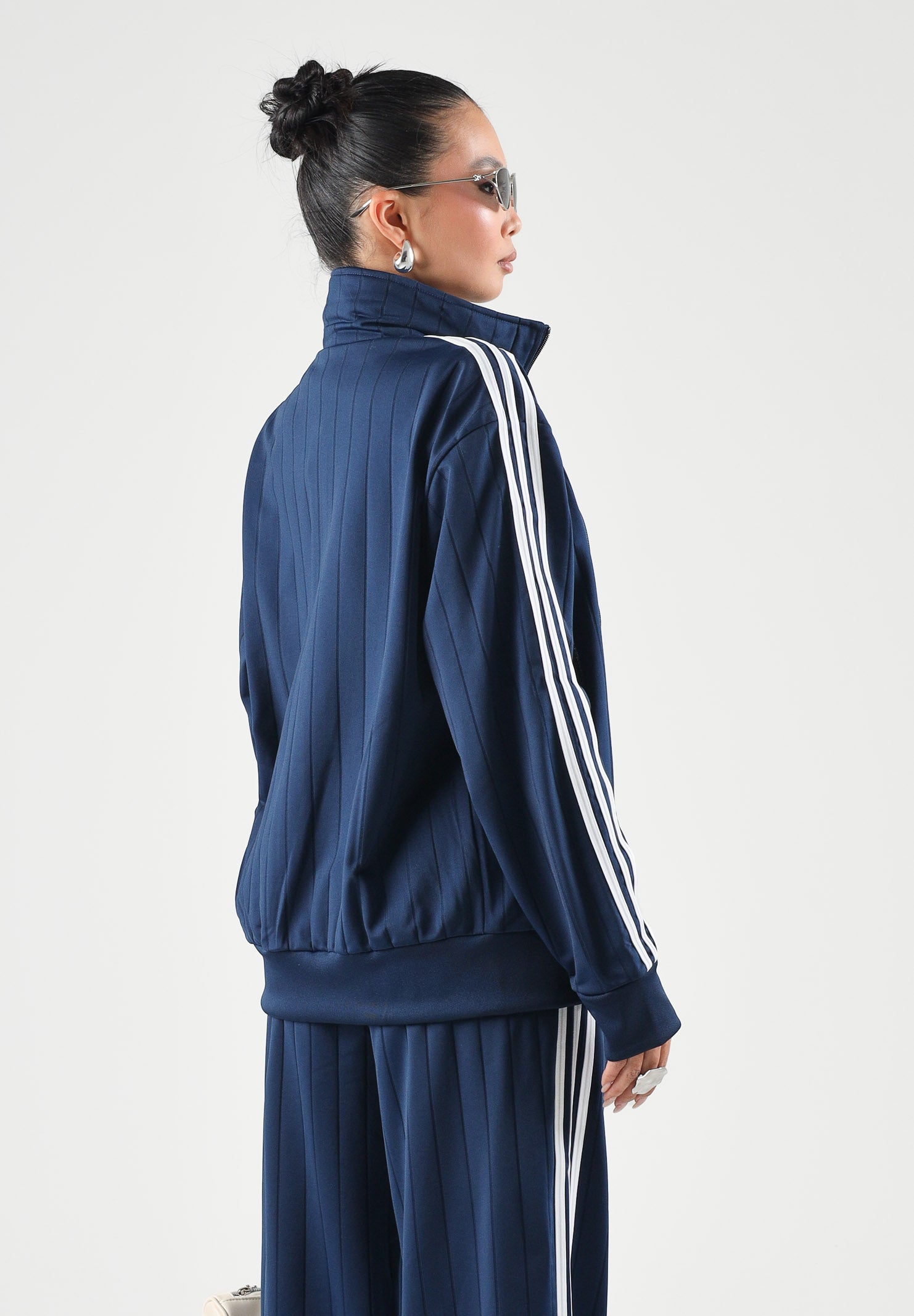 ADIDAS ORIGINALS Felpa con zip TRACK JACKET blu da donna con mini logo iconico KS9983 . ADIDAS ORIGINALS 