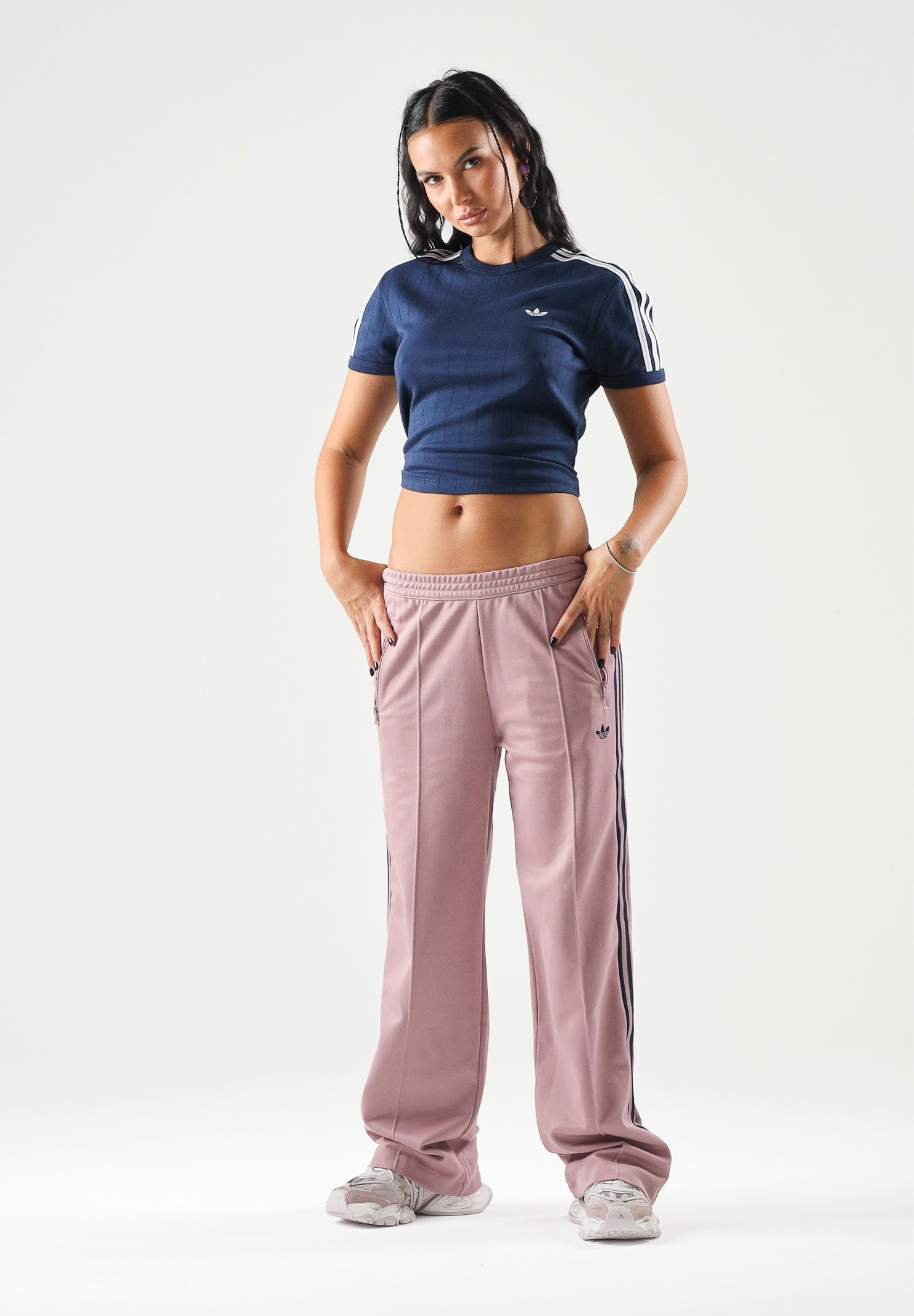 ADIDAS ORIGINALS T-shirt PINSTRIPE SLIM indigo-blu da donna con motivo gessato KS9992 . ADIDAS ORIGINALS 