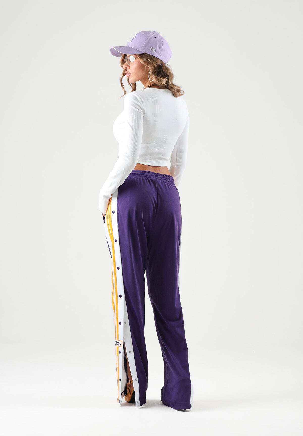ADIDAS ORIGINALS Pantaloni FIREBIRD  viola per uomo e donna con bottoni automatici laterali e strisce bianche KT0026 . ADIDAS ORIGINALS 