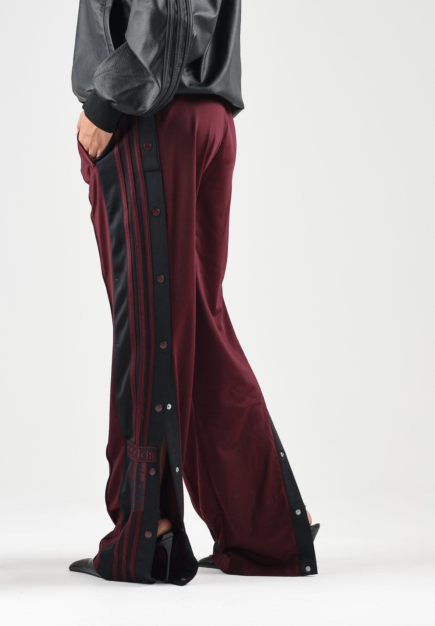 ADIDAS ORIGINALS Pantaloni FIREBIRD bordeaux da donna con bande laterali nere e vita elasticizzata KT0029 . ADIDAS ORIGINALS 