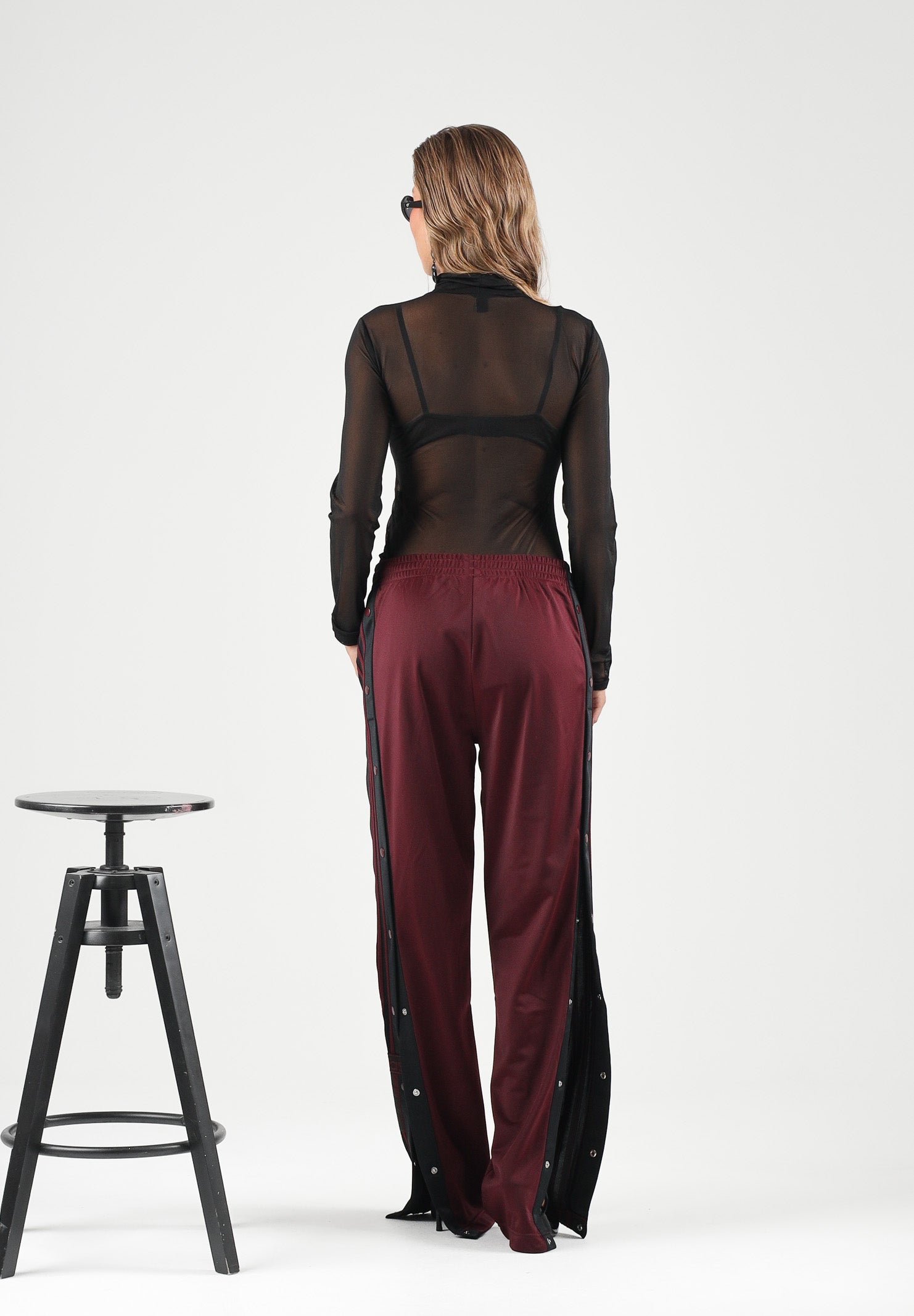 ADIDAS ORIGINALS Pantaloni FIREBIRD bordeaux da donna con bande laterali nere e vita elasticizzata KT0029 . ADIDAS ORIGINALS 