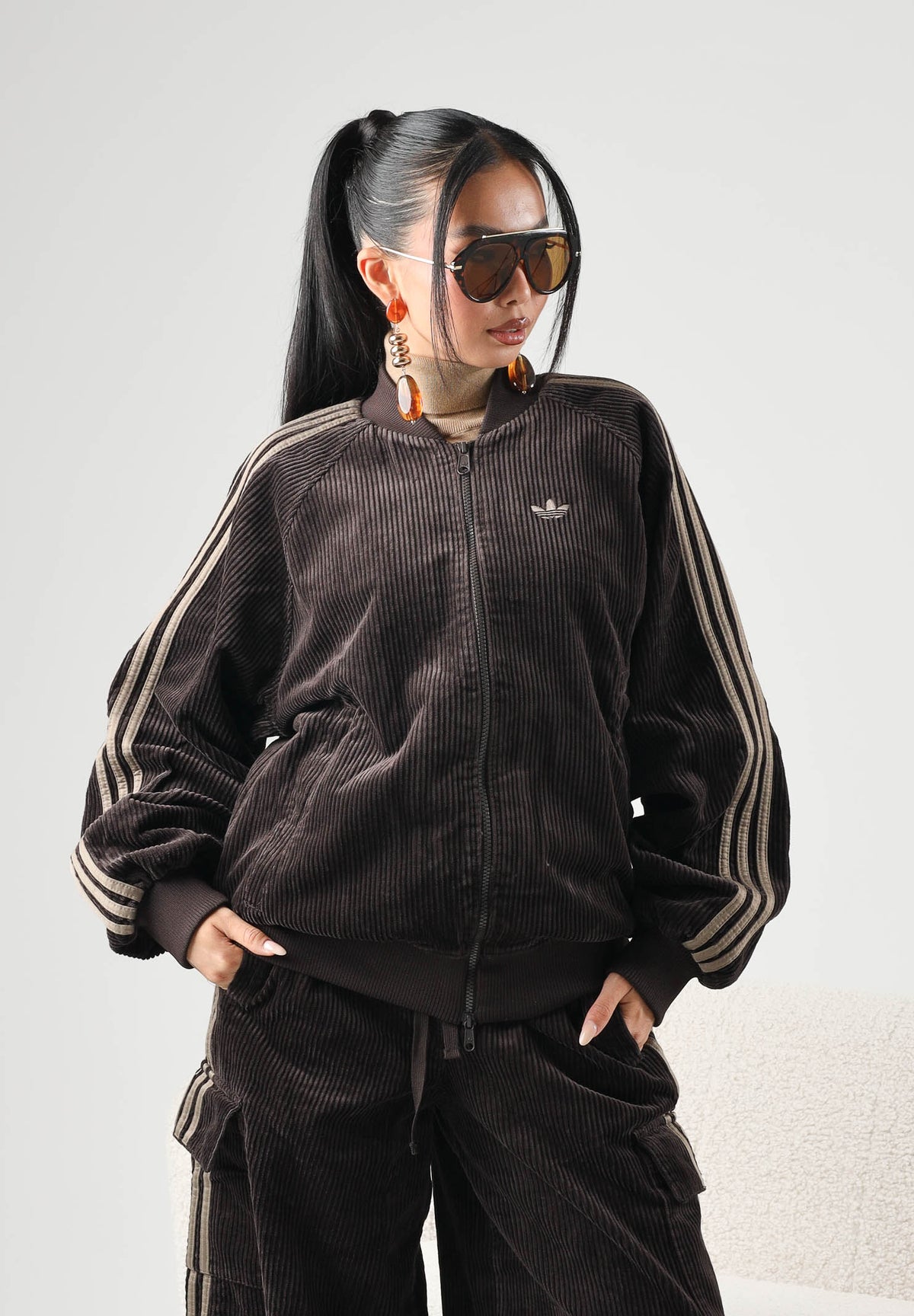 ADIDAS ORIGINALS Felpa con zip CORDUROY SST OVERSIZED marrone per uomo e donna con finitura in velluto KT0050 . ADIDAS ORIGINALS 