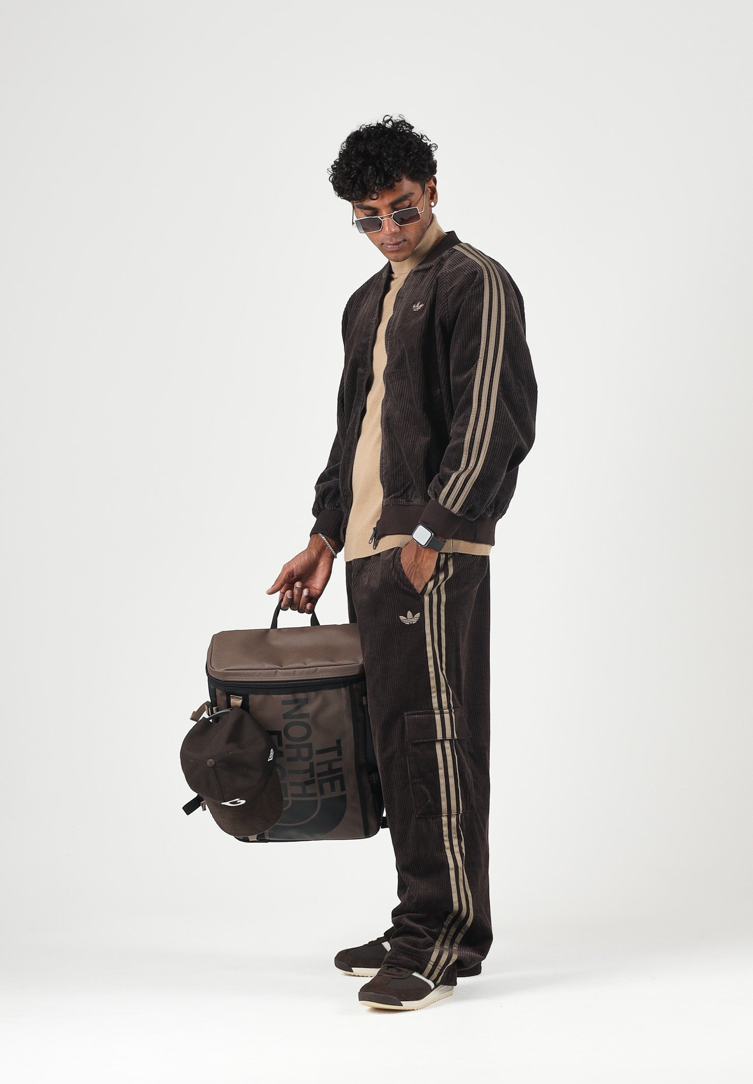 ADIDAS ORIGINALS Felpa con zip CORDUROY SST OVERSIZED marrone per uomo e donna con finitura in velluto KT0050 . ADIDAS ORIGINALS 