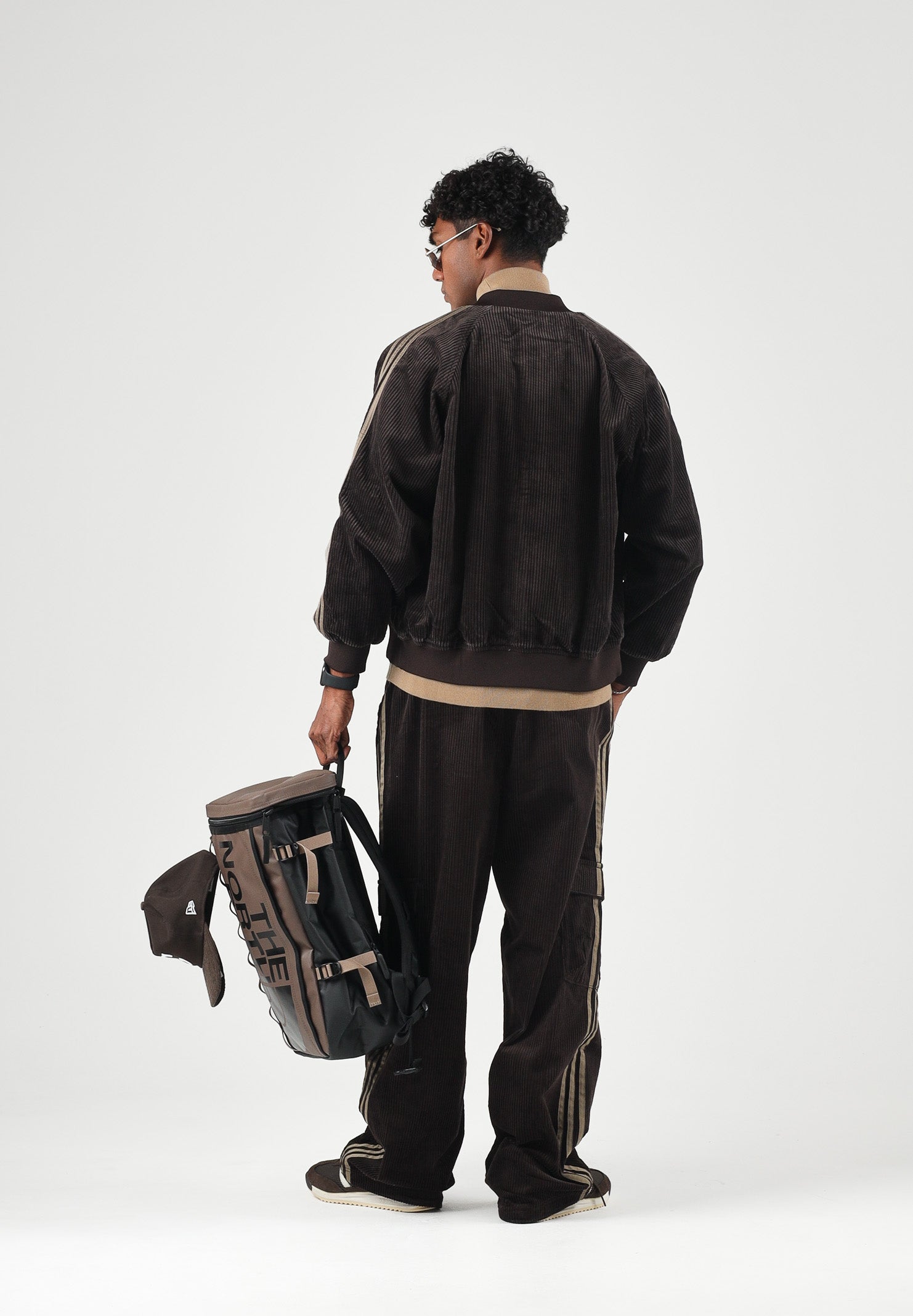 ADIDAS ORIGINALS Felpa con zip CORDUROY SST OVERSIZED marrone per uomo e donna con finitura in velluto KT0050 . ADIDAS ORIGINALS 