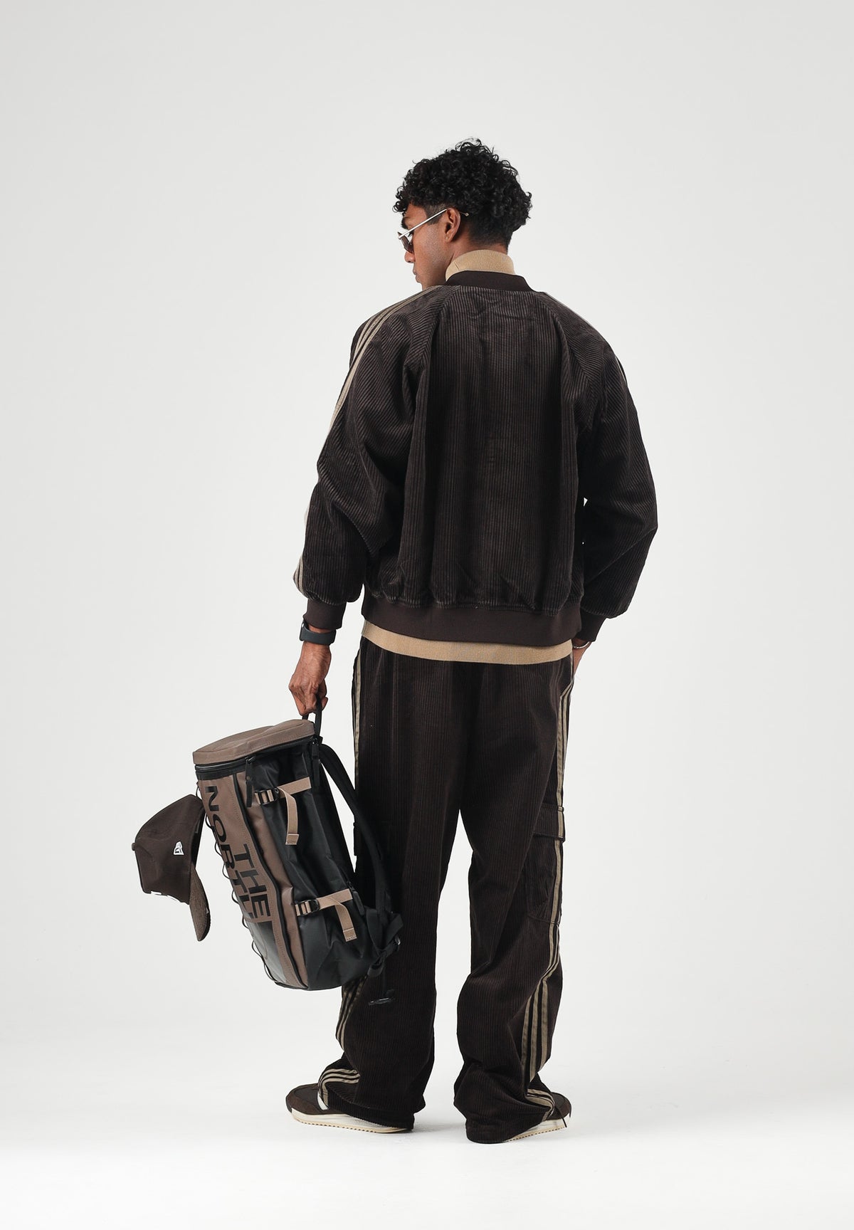 ADIDAS ORIGINALS Felpa con zip CORDUROY SST OVERSIZED marrone per uomo e donna con finitura in velluto KT0050 . ADIDAS ORIGINALS 
