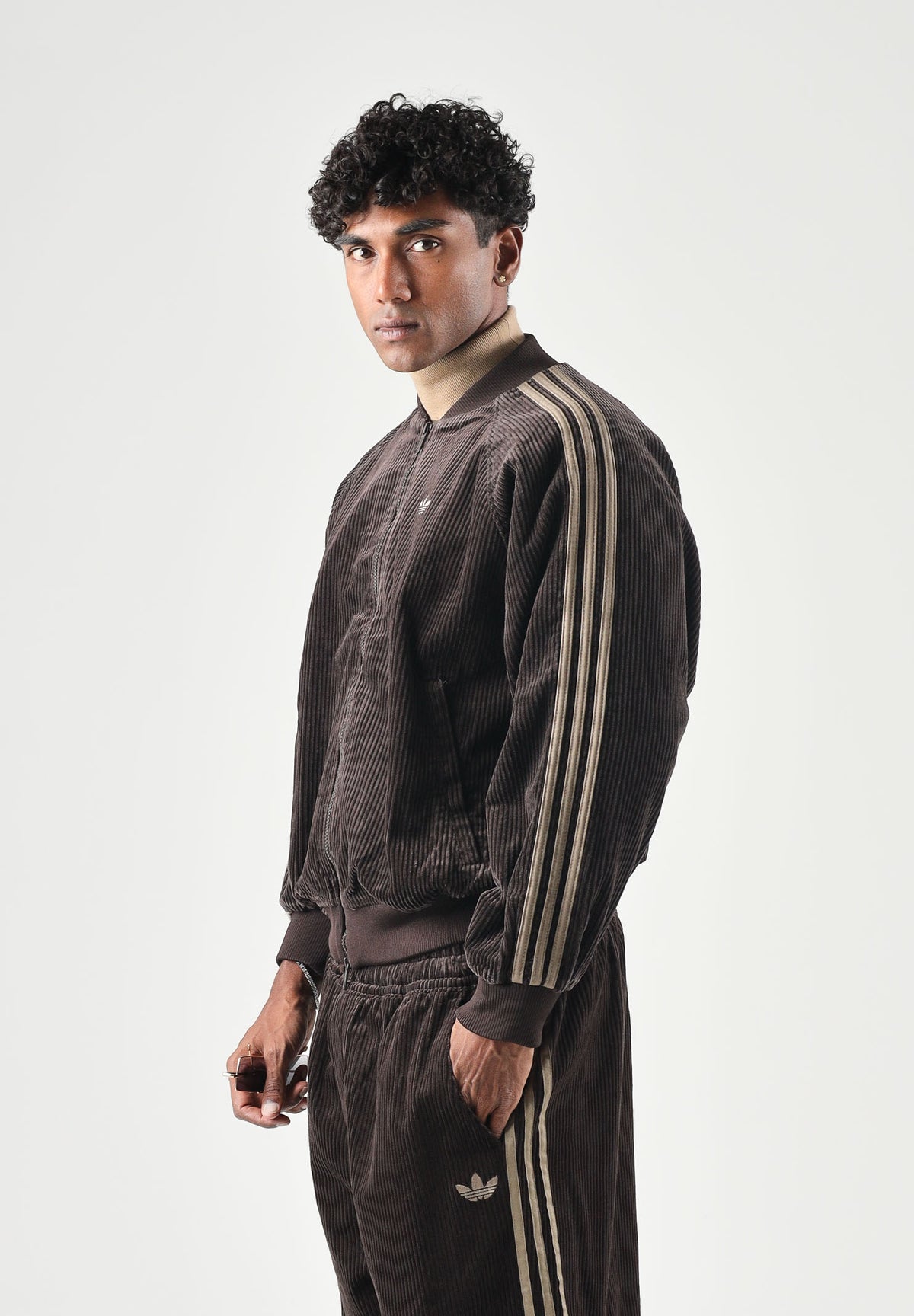 ADIDAS ORIGINALS Felpa con zip CORDUROY SST OVERSIZED marrone per uomo e donna con finitura in velluto KT0050 . ADIDAS ORIGINALS 