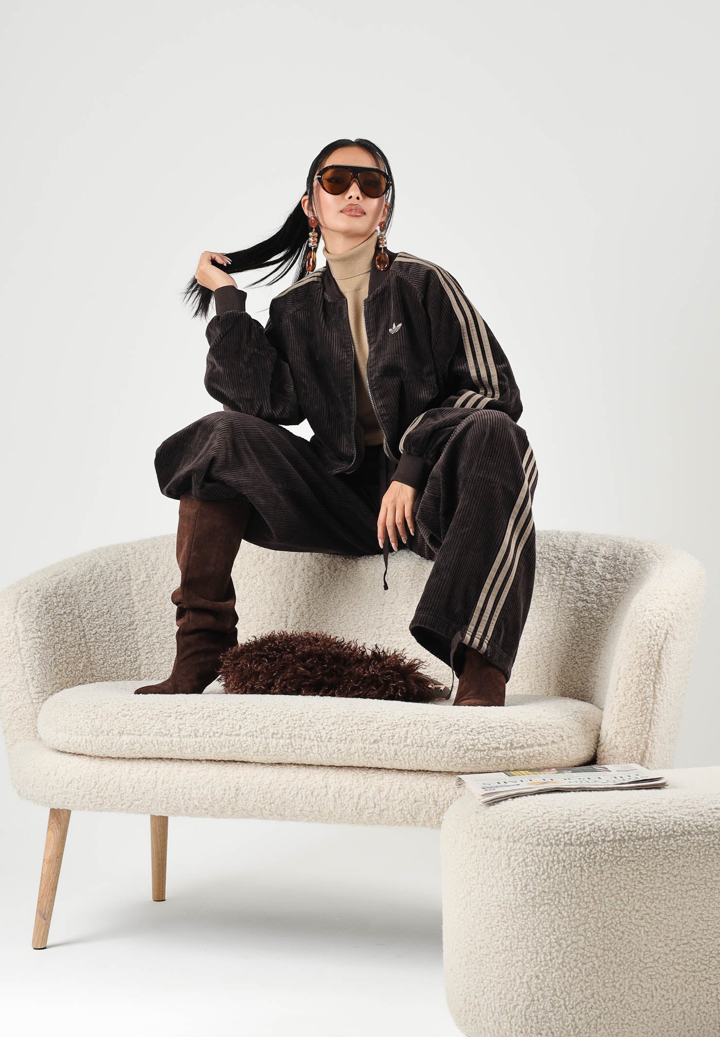 ADIDAS ORIGINALS Pantaloni CORDUROY  CARGO PANTS marrone da donna con tasche cargo laterali e coulisse regolabile KT0064 . ADIDAS ORIGINALS 