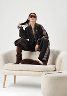 ADIDAS ORIGINALS Pantaloni CORDUROY  CARGO PANTS marrone da donna con tasche cargo laterali e coulisse regolabile KT0064 . ADIDAS ORIGINALS 