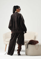 ADIDAS ORIGINALS Pantaloni CORDUROY  CARGO PANTS marrone da donna con tasche cargo laterali e coulisse regolabile KT0064 . ADIDAS ORIGINALS 