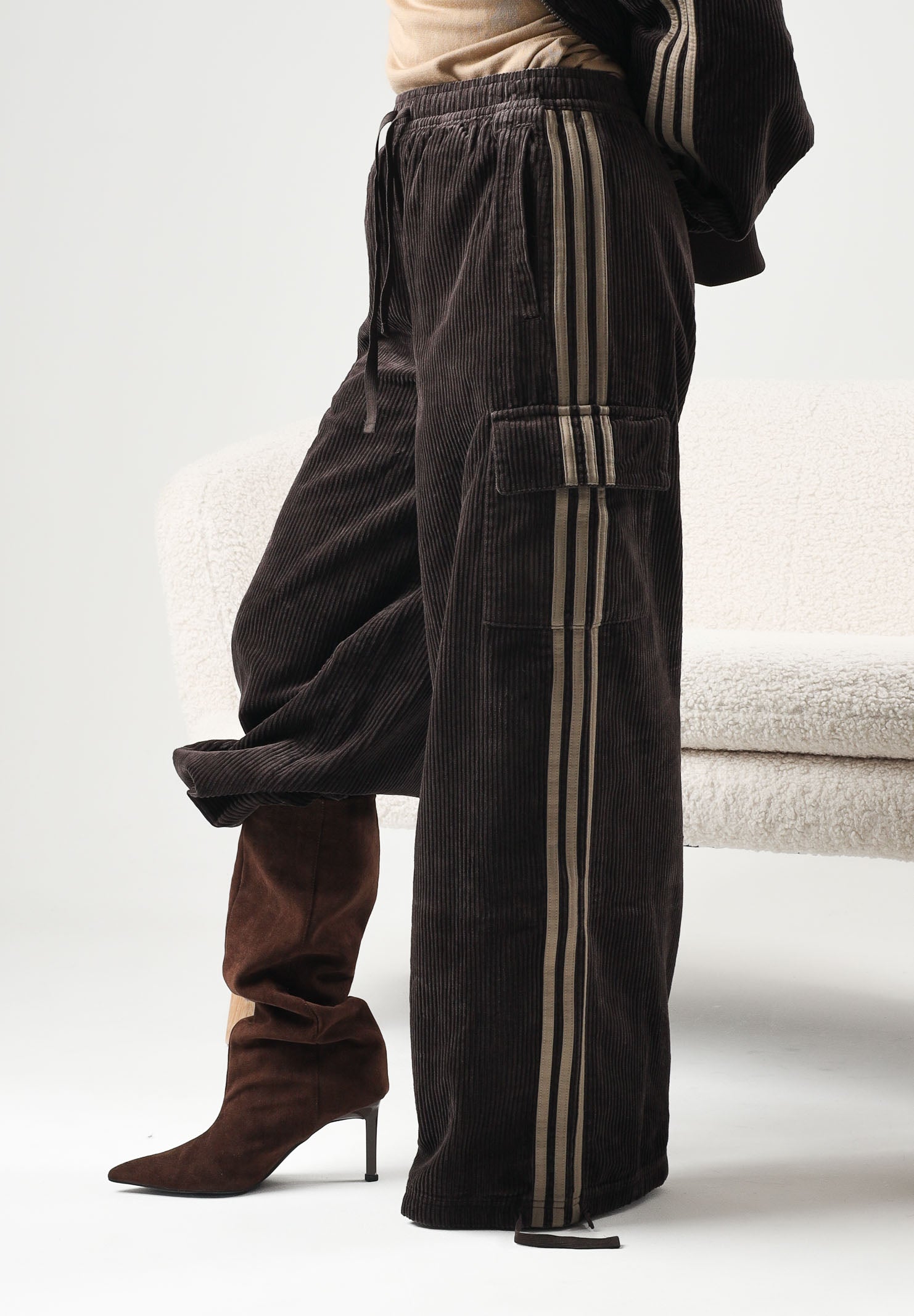 ADIDAS ORIGINALS Pantaloni CORDUROY  CARGO PANTS marrone da donna con tasche cargo laterali e coulisse regolabile KT0064 . ADIDAS ORIGINALS 