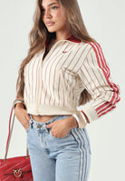 ADIDAS ORIGINALS Felpa con zip ADICOLOR PINSTRIPE vaniglia da donna con 3-stripes iconiche KT1850 . ADIDAS ORIGINALS 