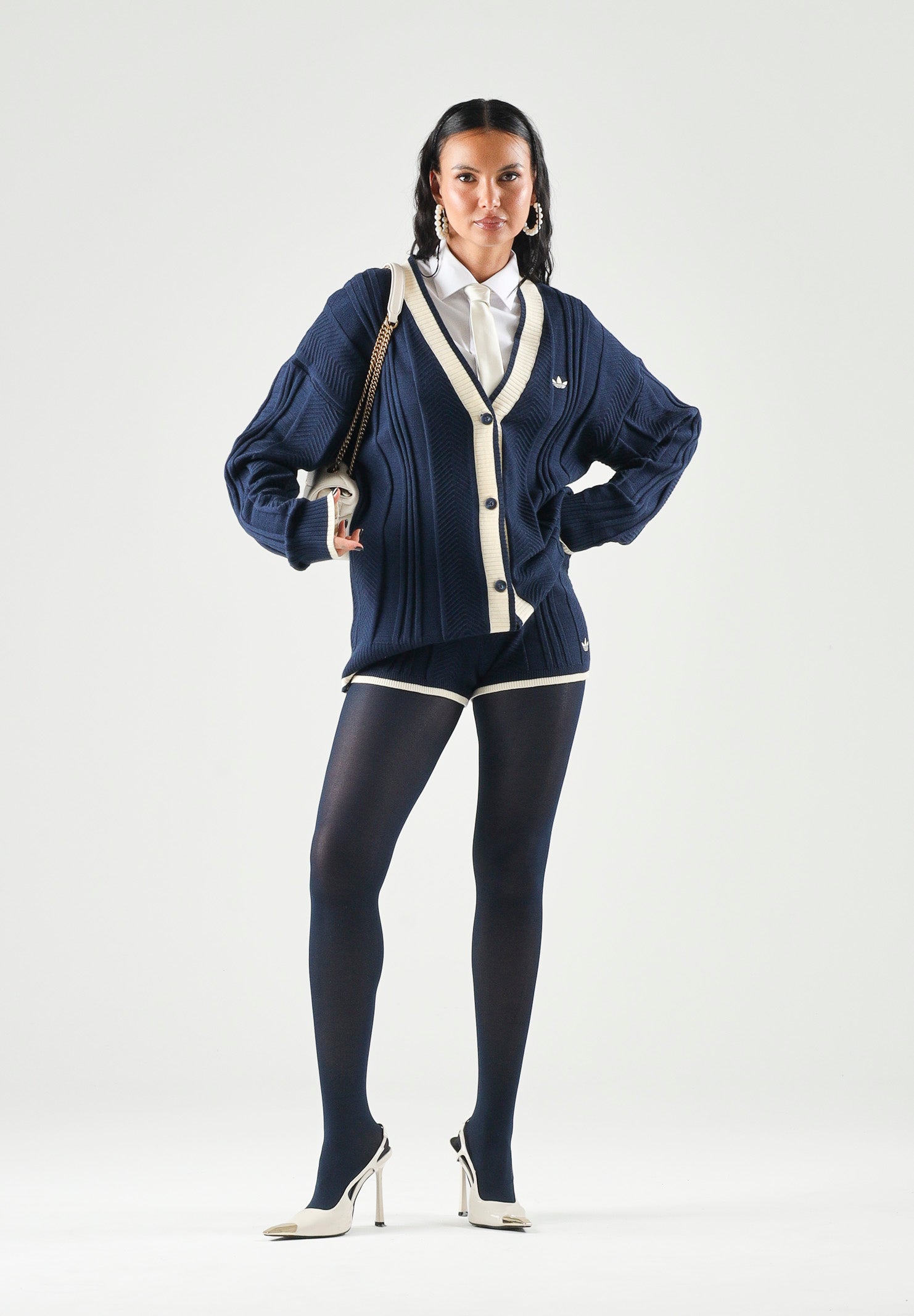 ADIDAS ORIGINALS Cardigan in maglia color navy-vaniglia da donna con lavorazione a trecce e profili a contrasto KT1859 . ADIDAS ORIGINALS 
