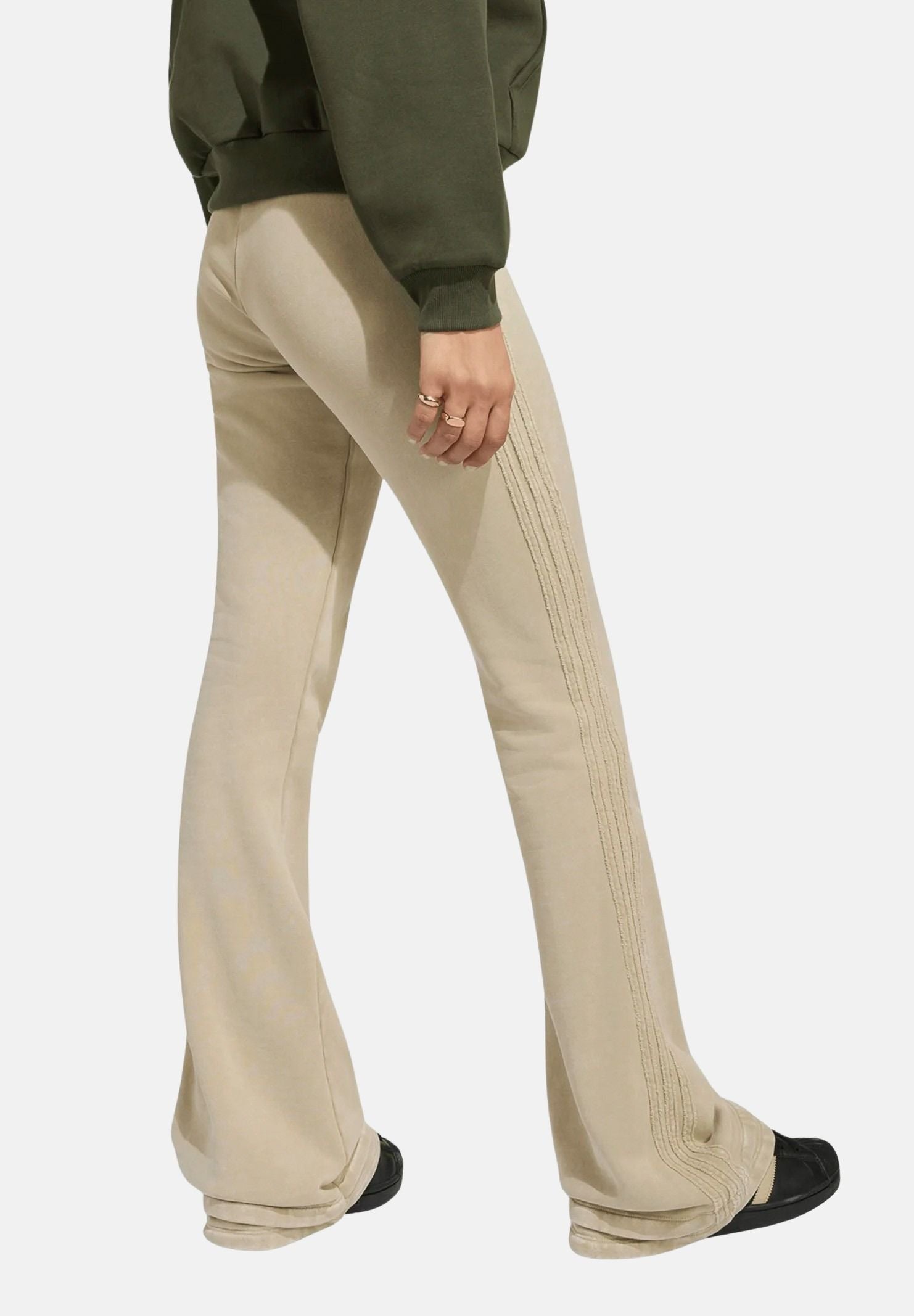 ADIDAS ORIGINALS Pantaloni SST BOOTCUT PANT Khaki Three beige da donna KT1915 . ADIDAS ORIGINALS 