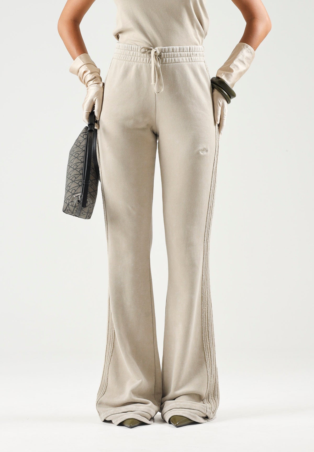 ADIDAS ORIGINALS Pantaloni SST BOOTCUT khaki three beige da donna KT1915 . ADIDAS ORIGINALS 