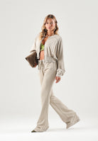 ADIDAS ORIGINALS Felpa con zip ADICOLOR CLASSICS CROPPED  khath-beige da donna con taglio corto KT2228 . ADIDAS ORIGINALS 