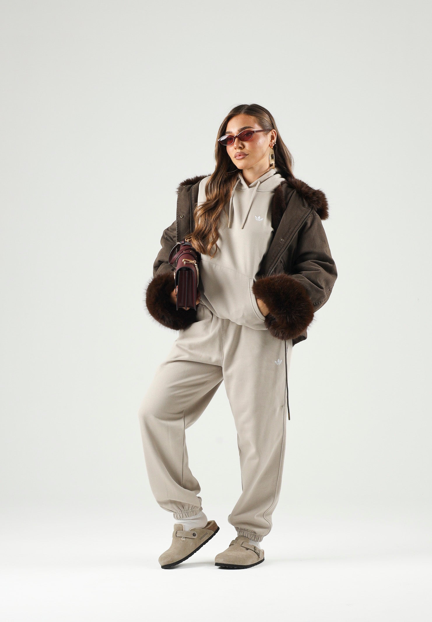 ADIDAS ORIGINALS Pantaloni ESSENTIALS FLEECE LOOSE Khaki beige da donna KT2268 . ADIDAS ORIGINALS 