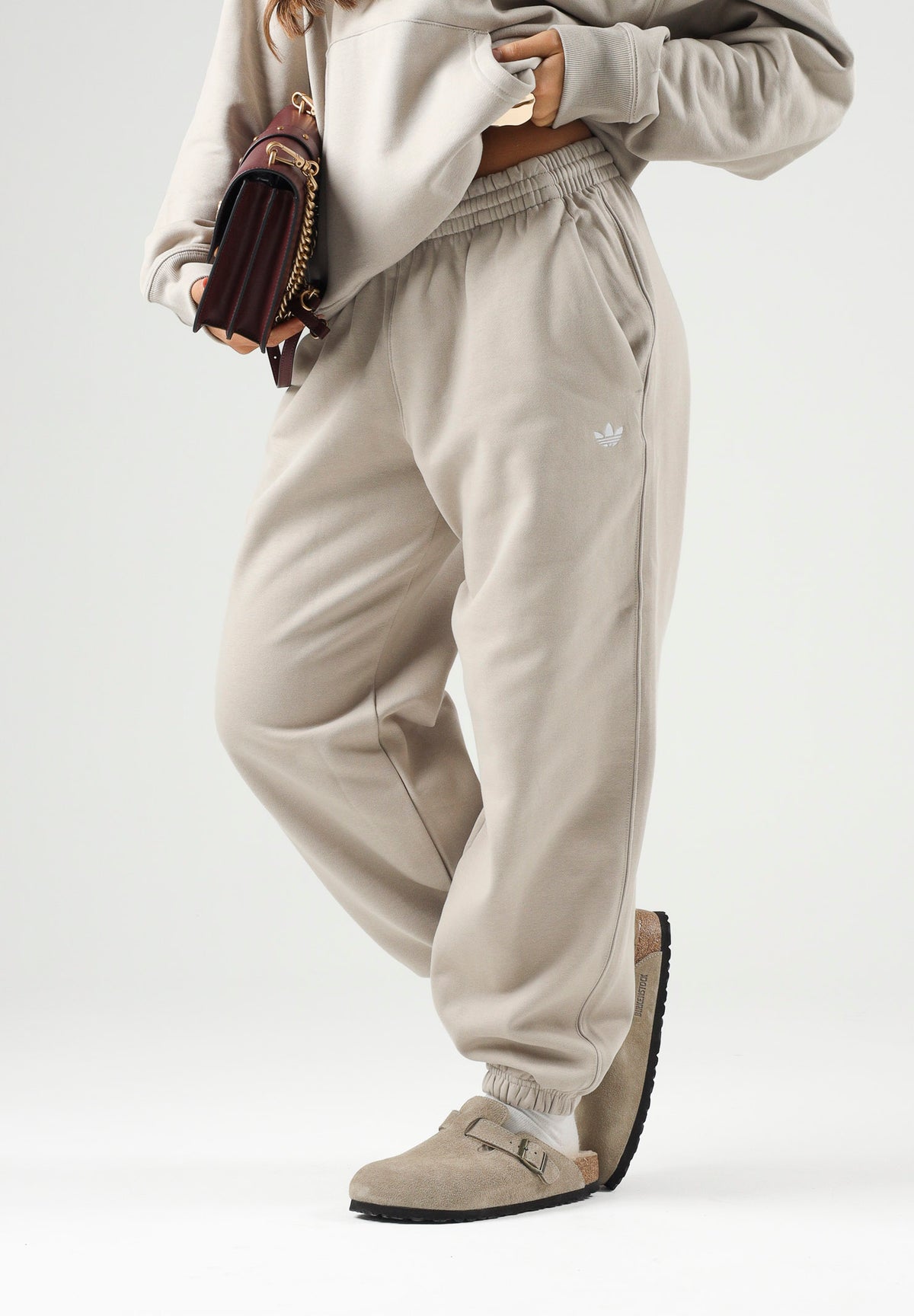 ADIDAS ORIGINALS Pantaloni sportivi ESSENTIALS FLEECE LOOSE Khaki beige da donna KT2268 . ADIDAS ORIGINALS 