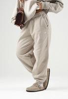 ADIDAS ORIGINALS Pantaloni ESSENTIALS FLEECE LOOSE Khaki beige da donna KT2268 . ADIDAS ORIGINALS 