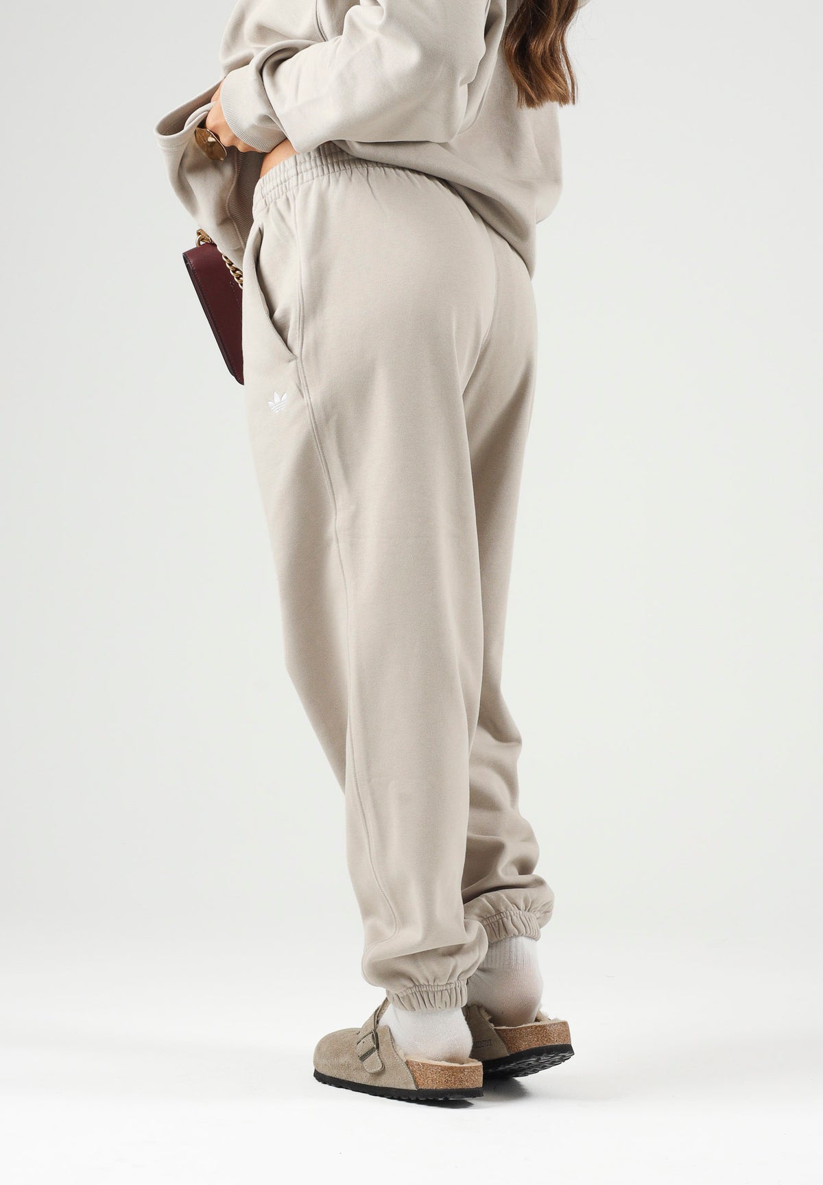 ADIDAS ORIGINALS Pantaloni sportivi ESSENTIALS FLEECE LOOSE Khaki beige da donna KT2268 . ADIDAS ORIGINALS 