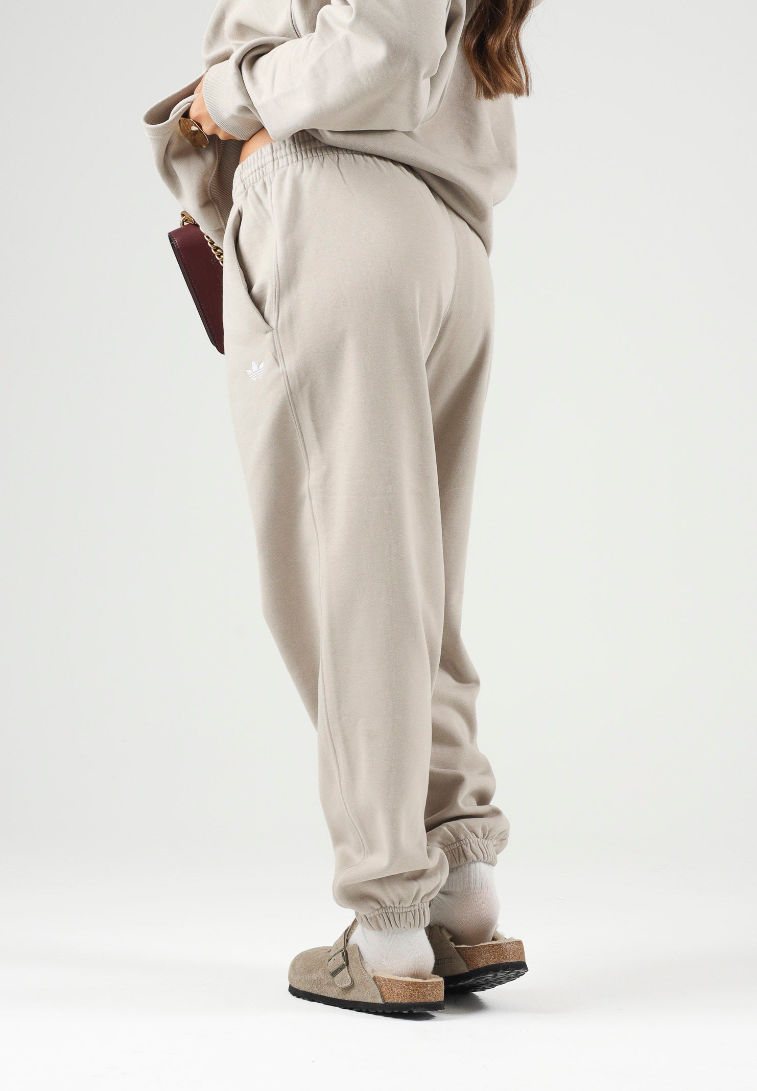 ADIDAS ORIGINALS Pantaloni ESSENTIALS FLEECE LOOSE Khaki beige da donna KT2268 . ADIDAS ORIGINALS 