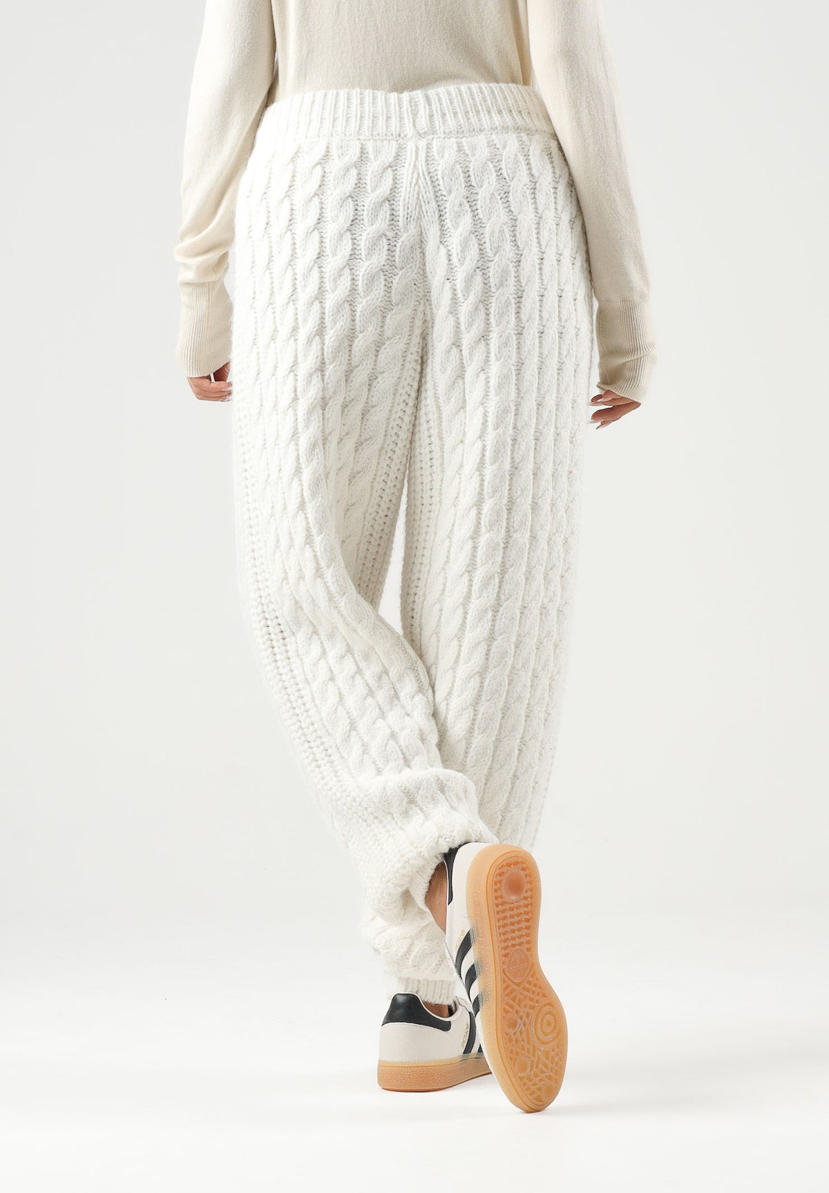ADIDAS ORIGINALS Pantaloni KNIT FIREBIRD da donna in maglia a trecce bianca, caratterizzati da una texture lavorata e vita elasticizzata con coulisse regolabile. KT2288 . ADIDAS ORIGINALS 