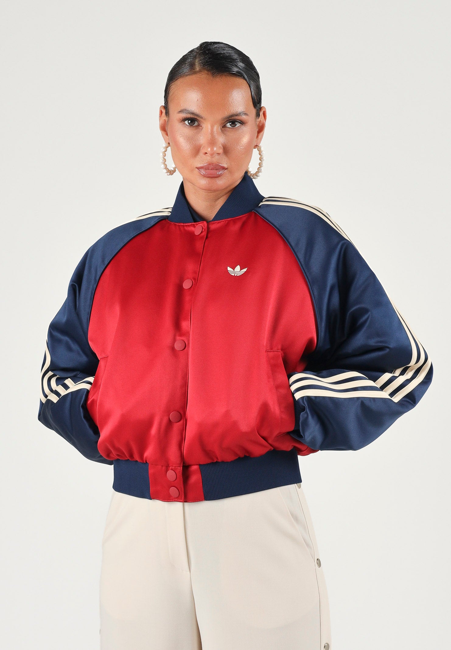 ADIDAS ORIGINALS Giubbotto Bomber SATIN rosso-blu da donna con mini logo iconico KT2646 . ADIDAS ORIGINALS 