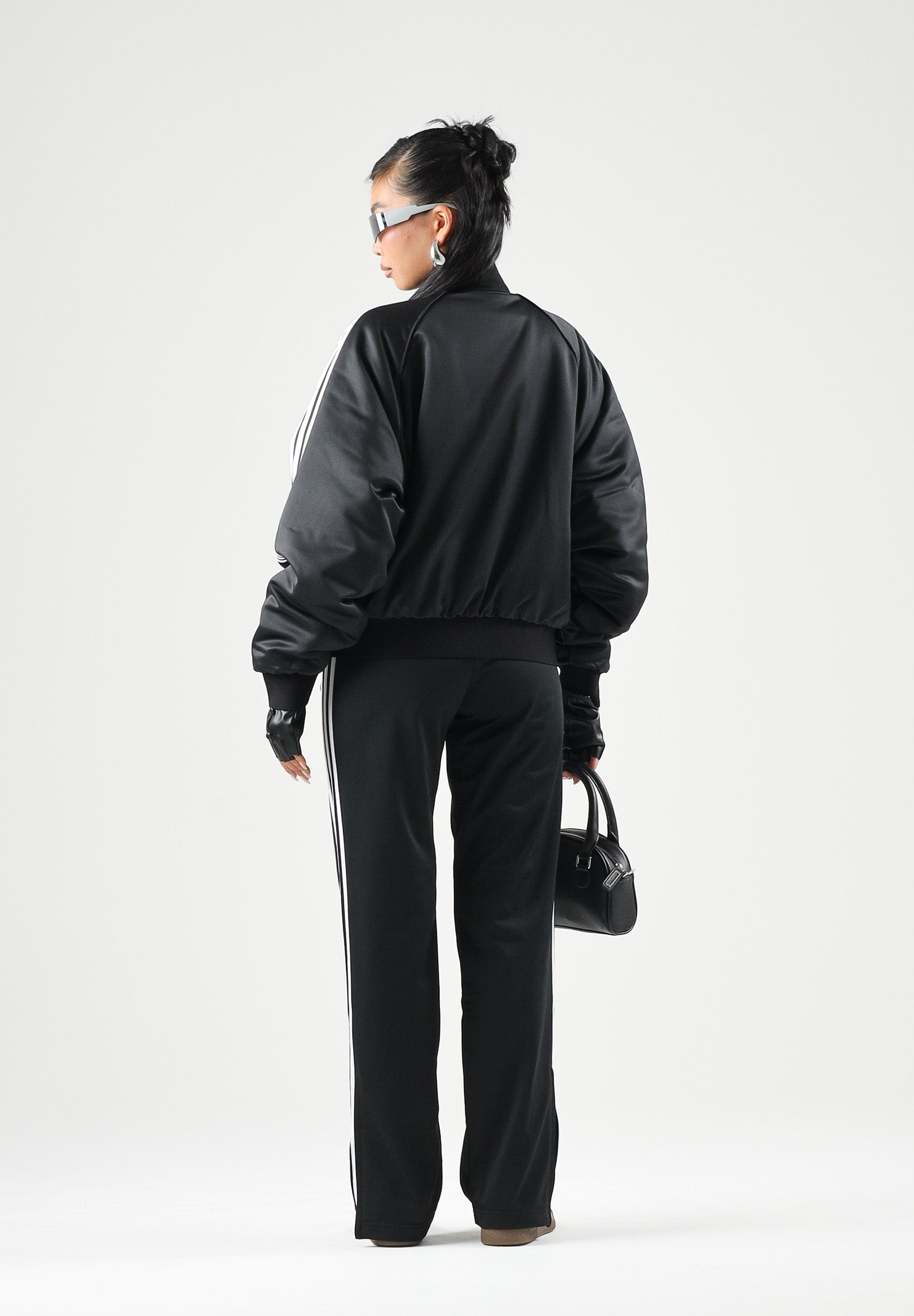 ADIDAS ORIGINALS Giubbotto SATIN SST nero da donna  in raso con dettagli sportivi. KT2648 . ADIDAS ORIGINALS 