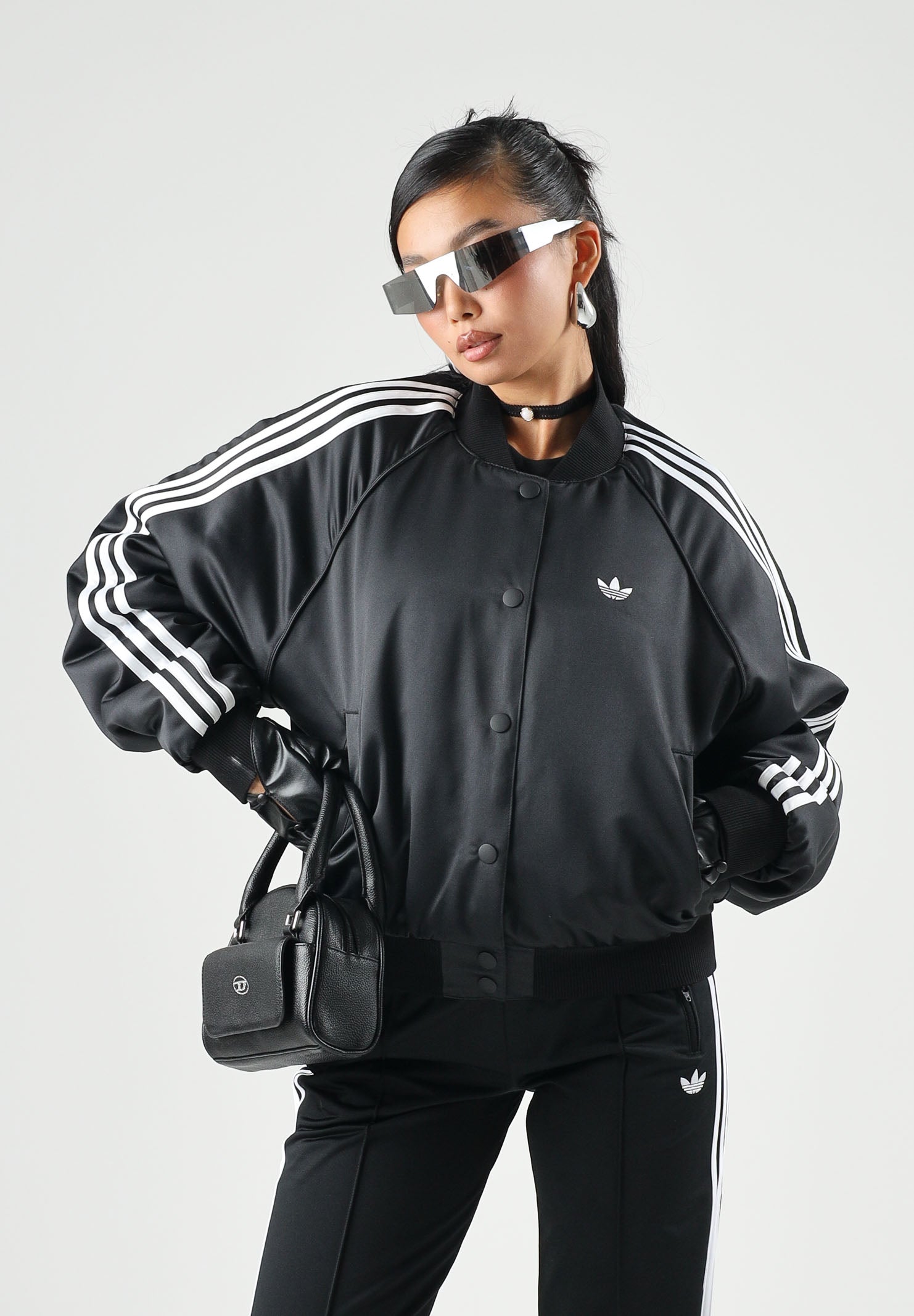 ADIDAS ORIGINALS Giubbotto SATIN SST nero da donna  in raso con dettagli sportivi. KT2648 . ADIDAS ORIGINALS 
