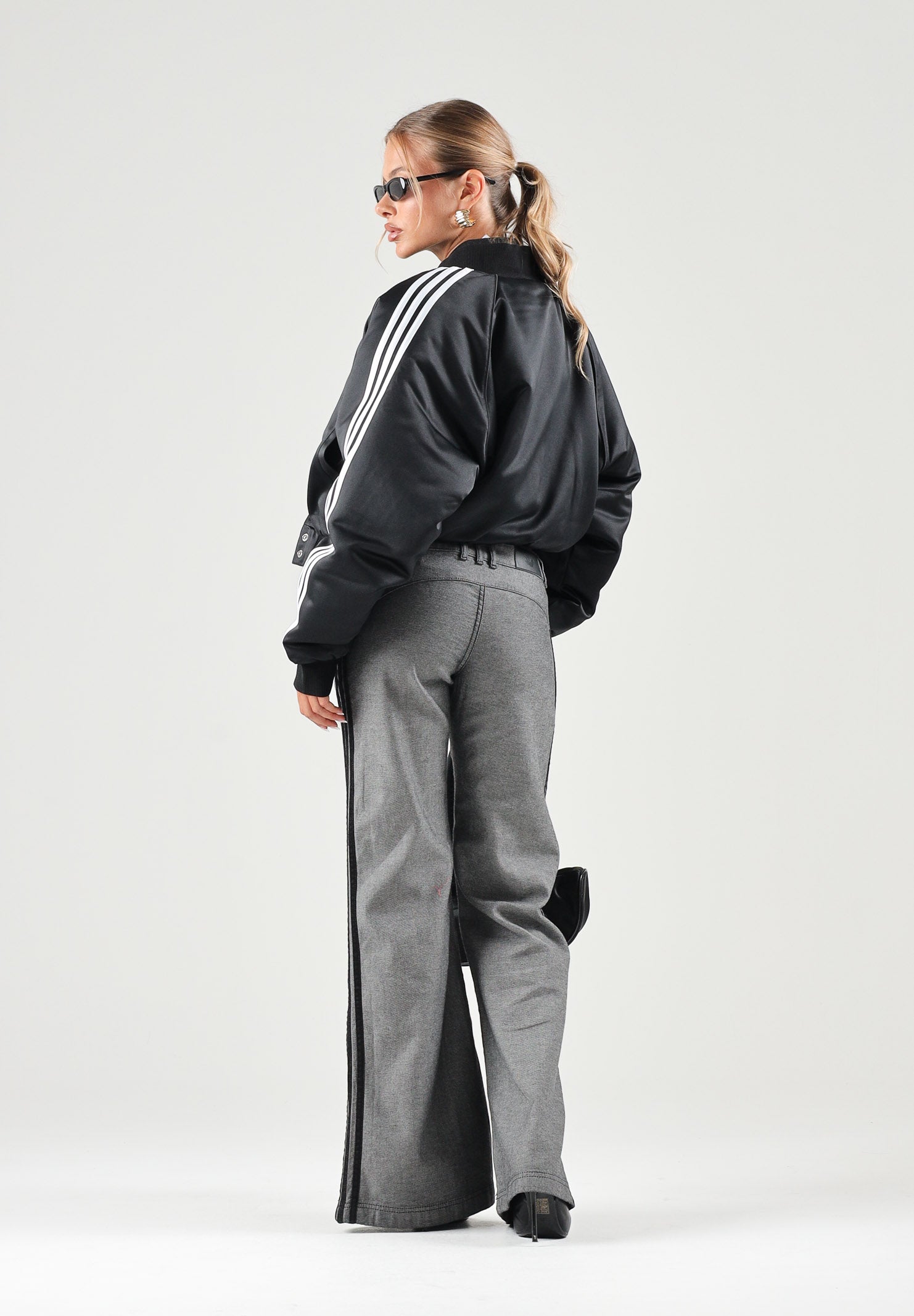 ADIDAS ORIGINALS Giubbotto SATIN SST nero da donna  in raso con dettagli sportivi. KT2648 . ADIDAS ORIGINALS 