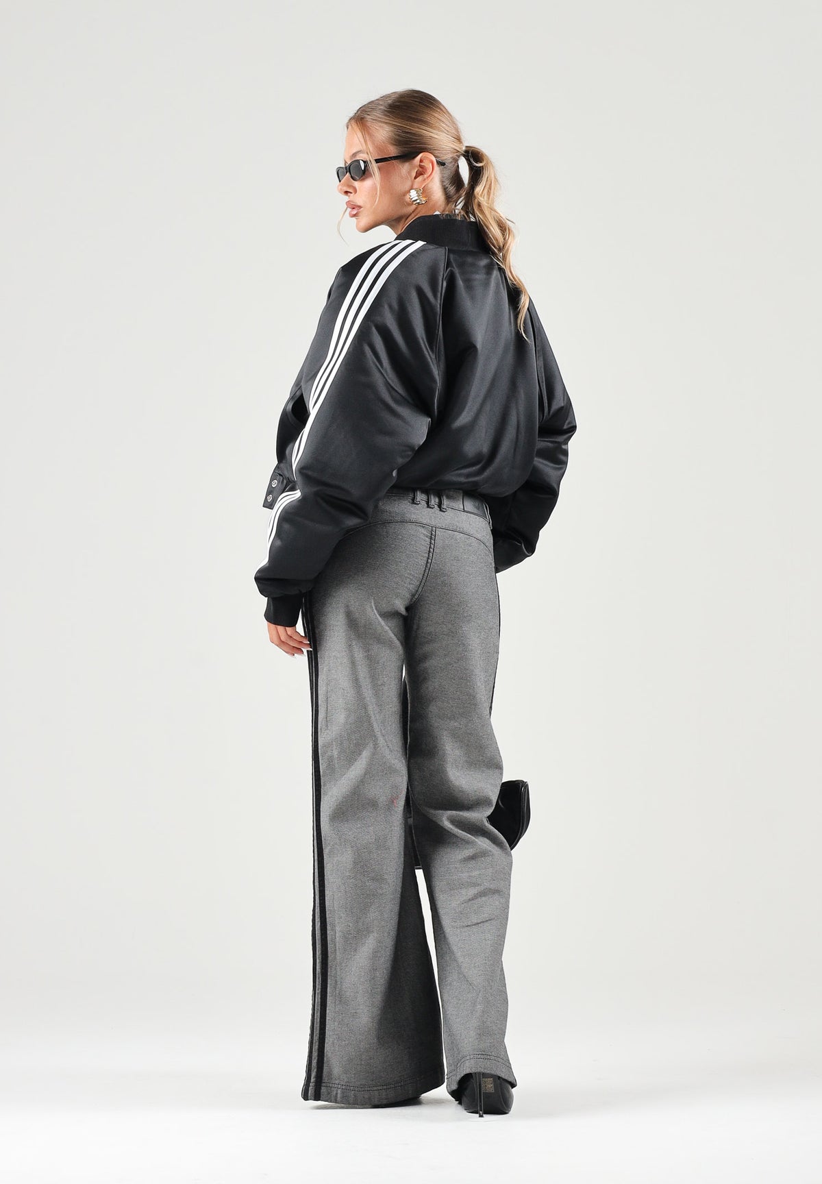 ADIDAS ORIGINALS Giubbotto SATIN SST nero da donna  in raso con dettagli sportivi. KT2648 . ADIDAS ORIGINALS 