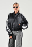 ADIDAS ORIGINALS Giubbotto SATIN SST nero da donna  in raso con dettagli sportivi. KT2648 . ADIDAS ORIGINALS 