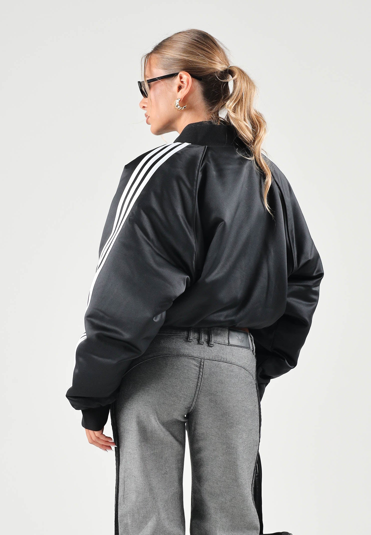ADIDAS ORIGINALS Giubbotto SATIN SST nero da donna  in raso con dettagli sportivi. KT2648 . ADIDAS ORIGINALS 