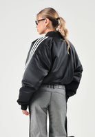 ADIDAS ORIGINALS Giubbotto SATIN SST nero da donna  in raso con dettagli sportivi. KT2648 . ADIDAS ORIGINALS 