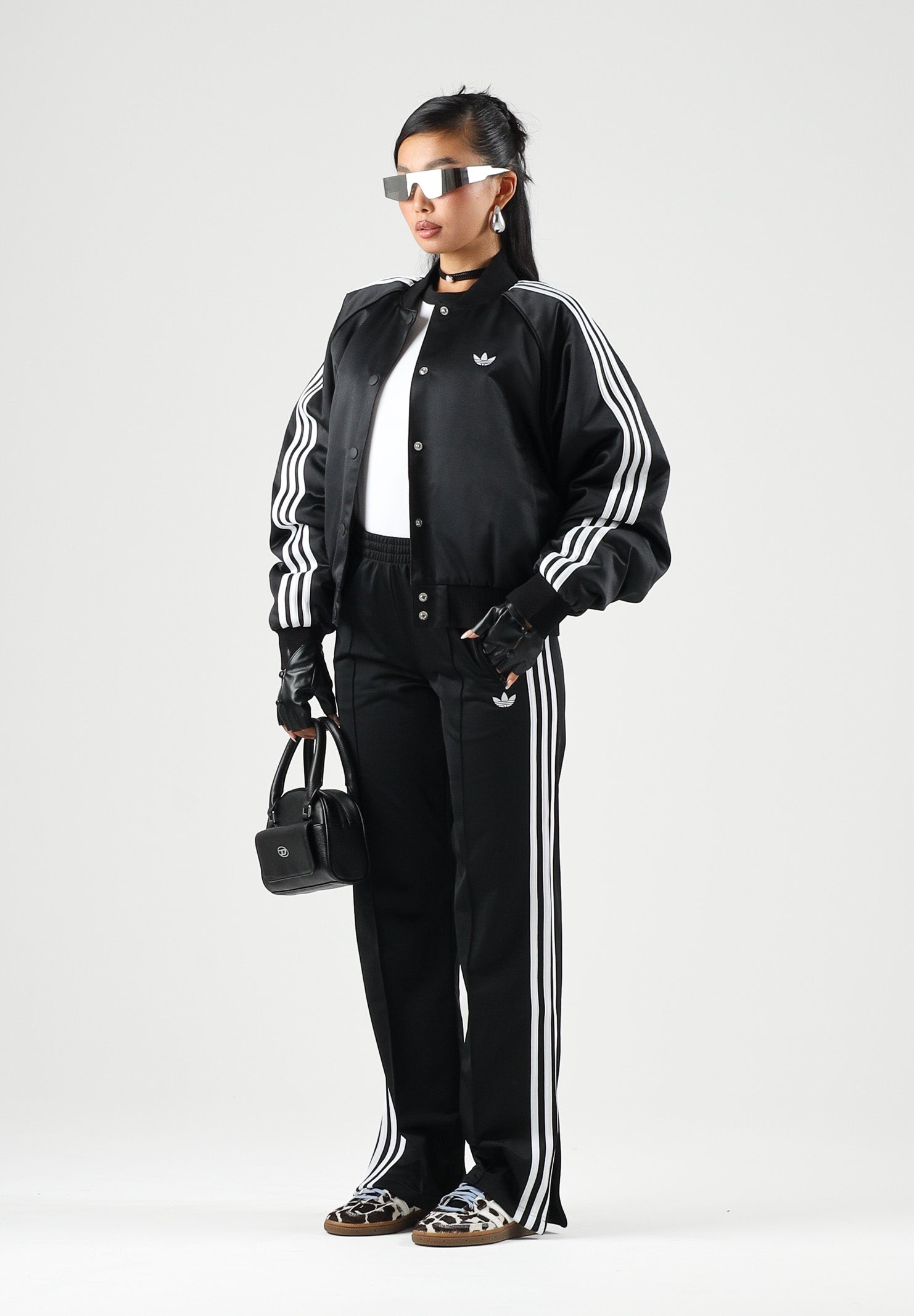 ADIDAS ORIGINALS Giubbotto SATIN SST nero da donna  in raso con dettagli sportivi. KT2648 . ADIDAS ORIGINALS 