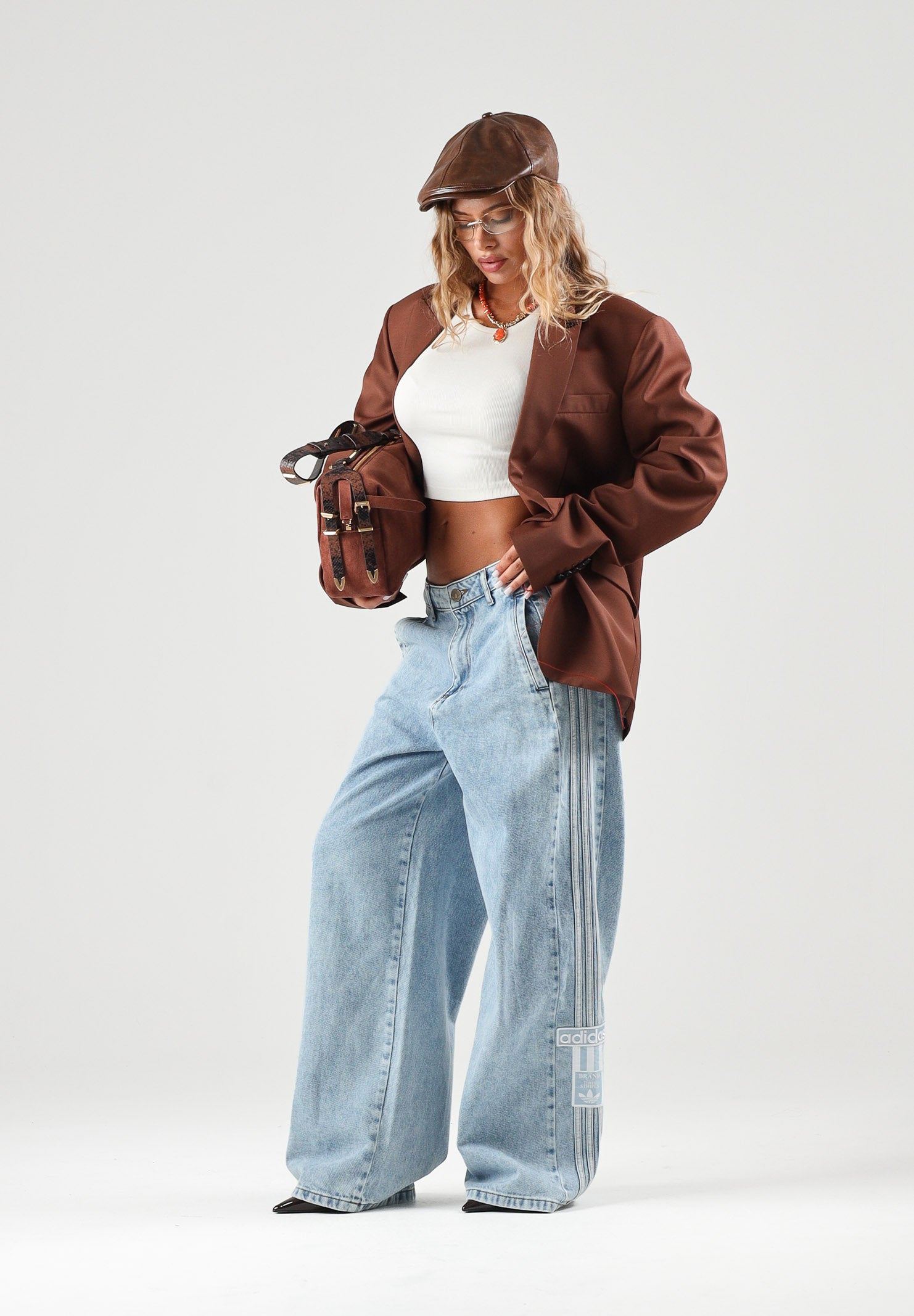 ADIDAS ORIGINALS Jeans ADICOLOR denim chiaro da donna con gamba ampia e tre strisce laterali. KT2651 . ADIDAS ORIGINALS 