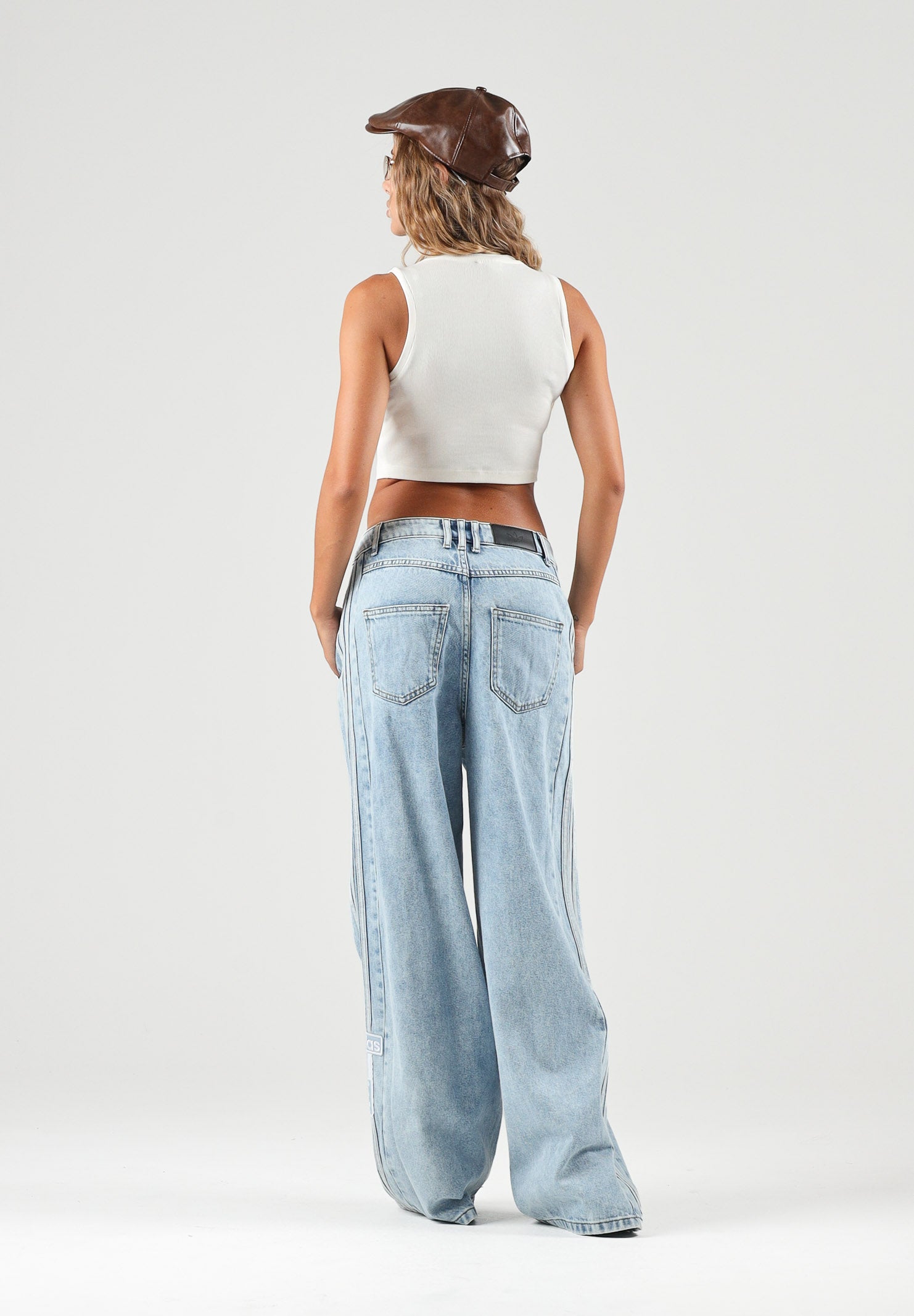 ADIDAS ORIGINALS Jeans ADICOLOR denim chiaro da donna con gamba ampia e tre strisce laterali. KT2651 . ADIDAS ORIGINALS 