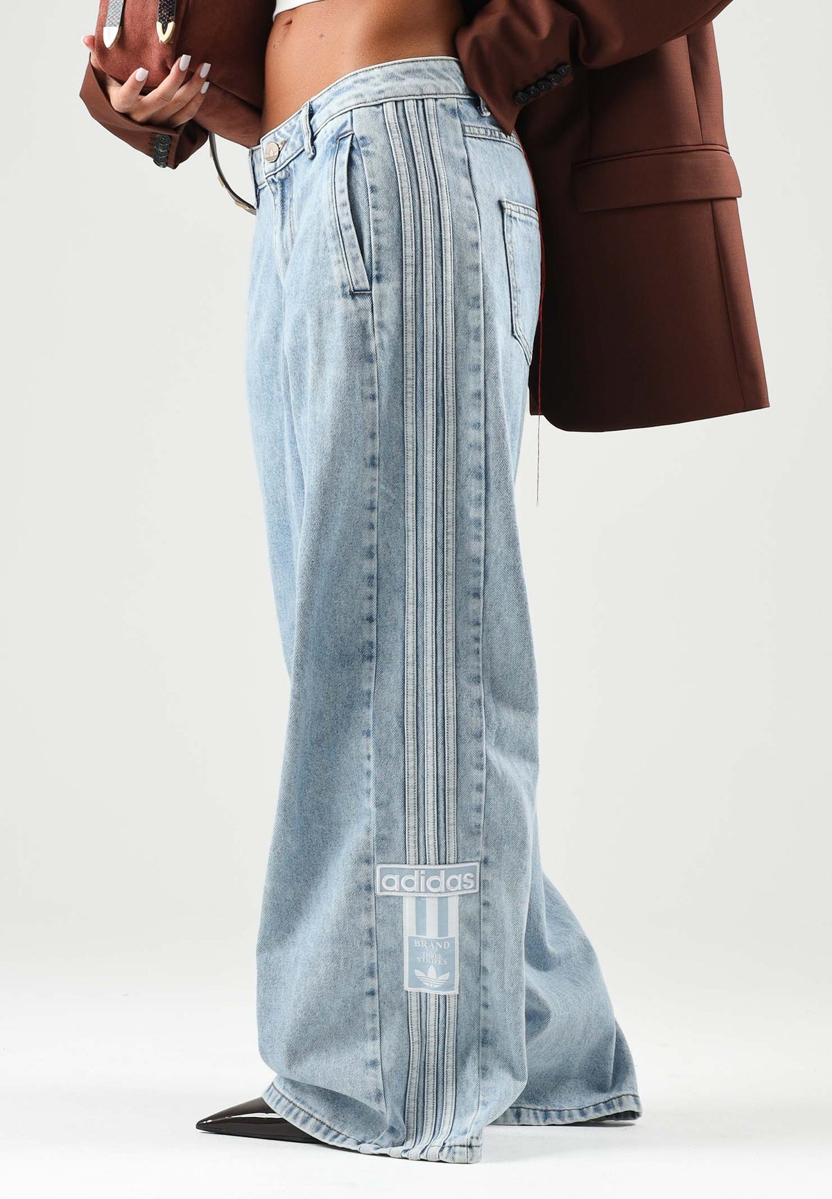 ADIDAS ORIGINALS Jeans ADICOLOR denim chiaro da donna con gamba ampia e tre strisce laterali. KT2651 . ADIDAS ORIGINALS 