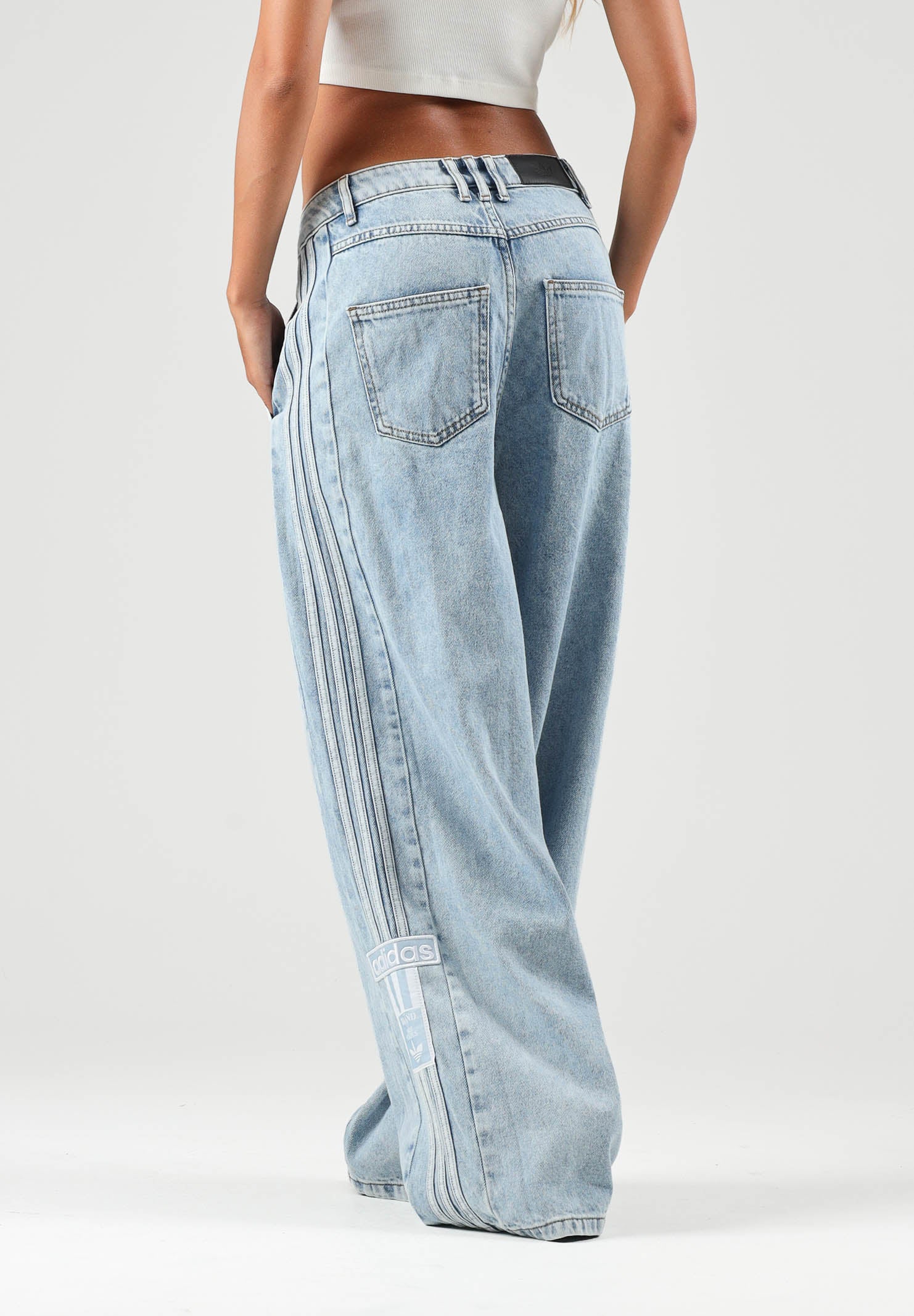 ADIDAS ORIGINALS Jeans ADICOLOR denim chiaro da donna con gamba ampia e tre strisce laterali. KT2651 . ADIDAS ORIGINALS 